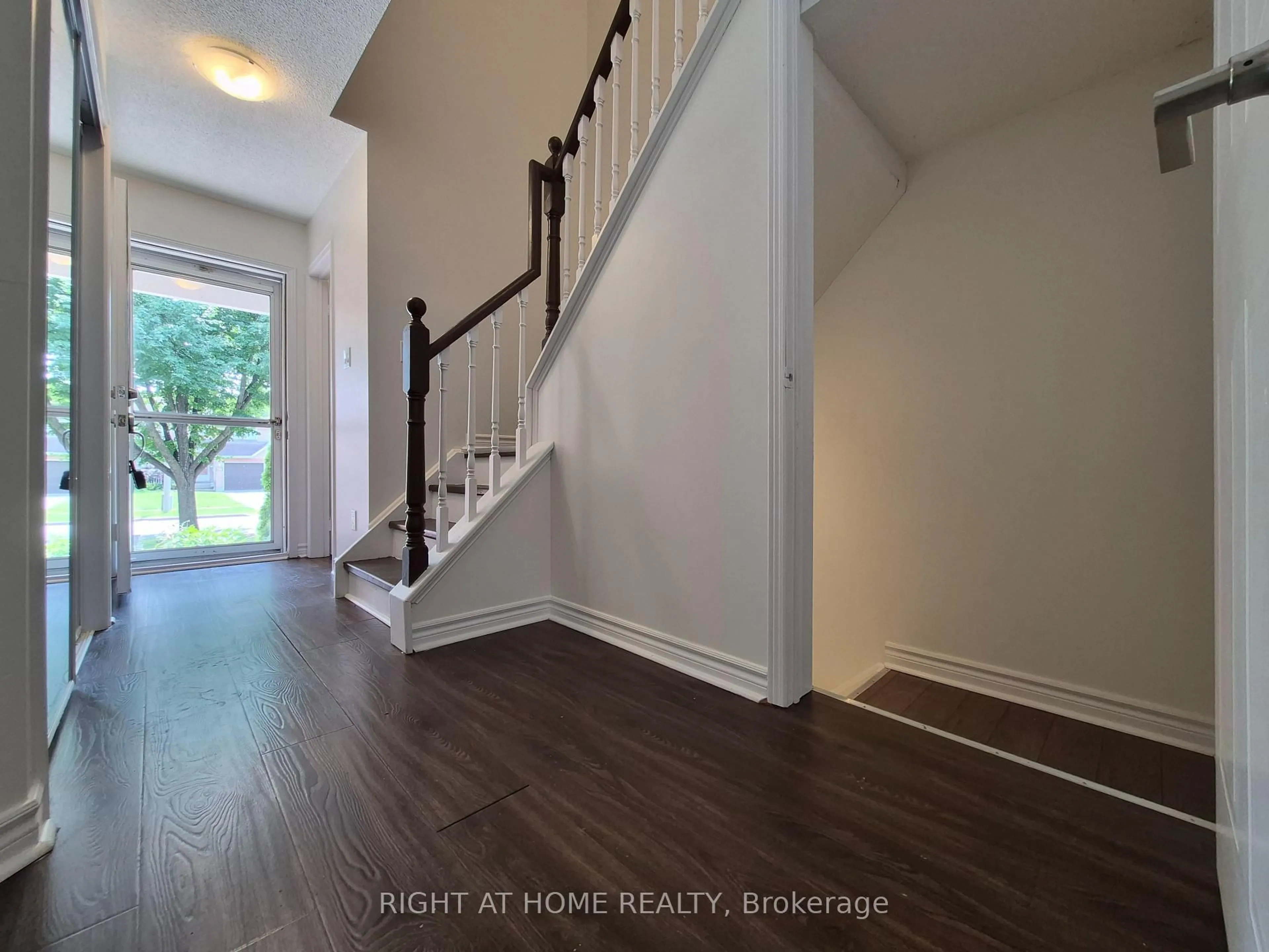 Indoor entryway for 21 Mccullock Cres, Ajax Ontario L1T 3X1