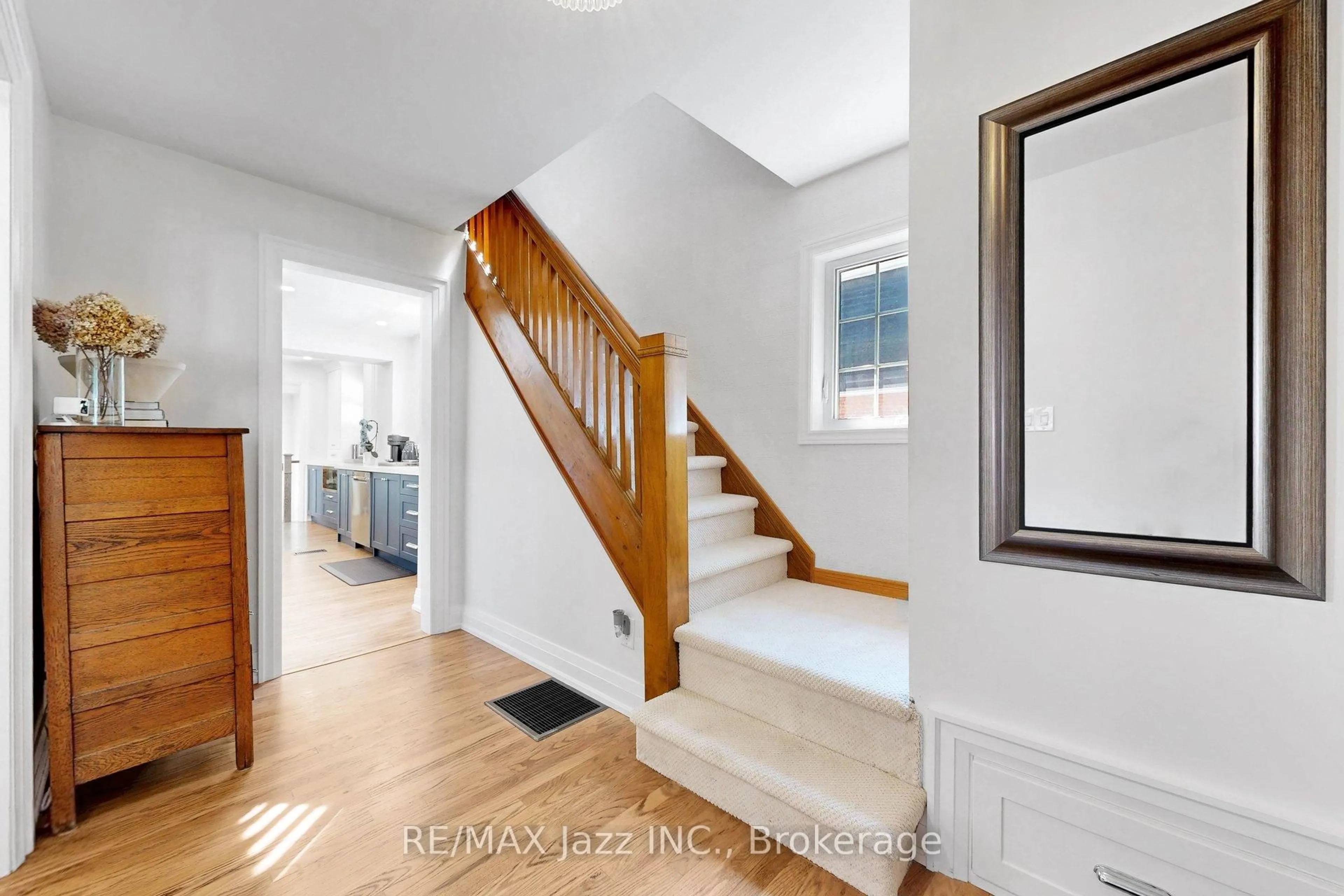 Indoor entryway for 559 Masson St, Oshawa Ontario L1G 5A2