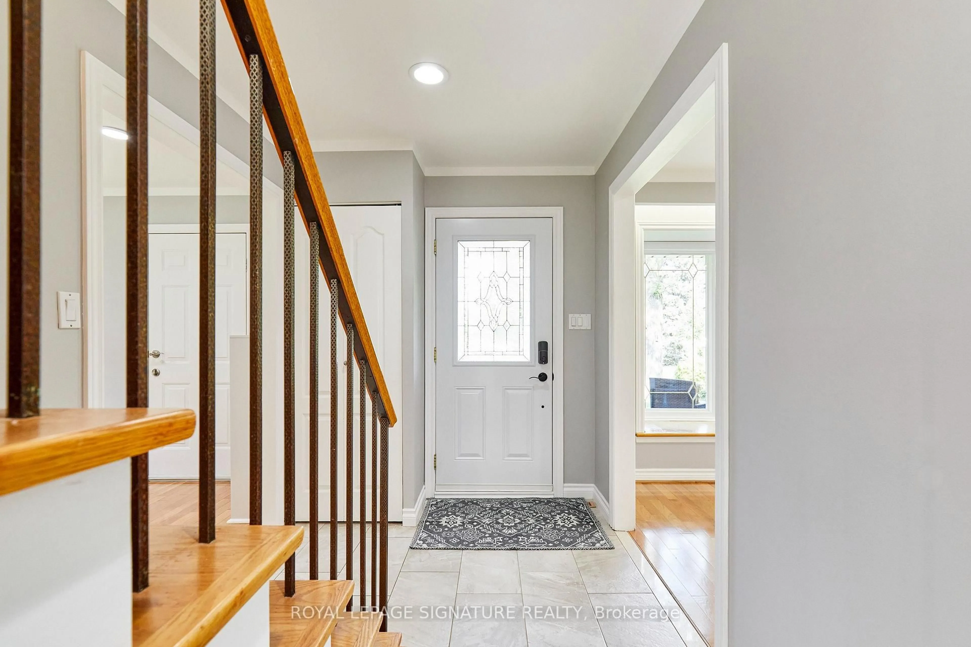 Indoor entryway for 122 Heatherside Dr, Toronto Ontario M1W 1T8