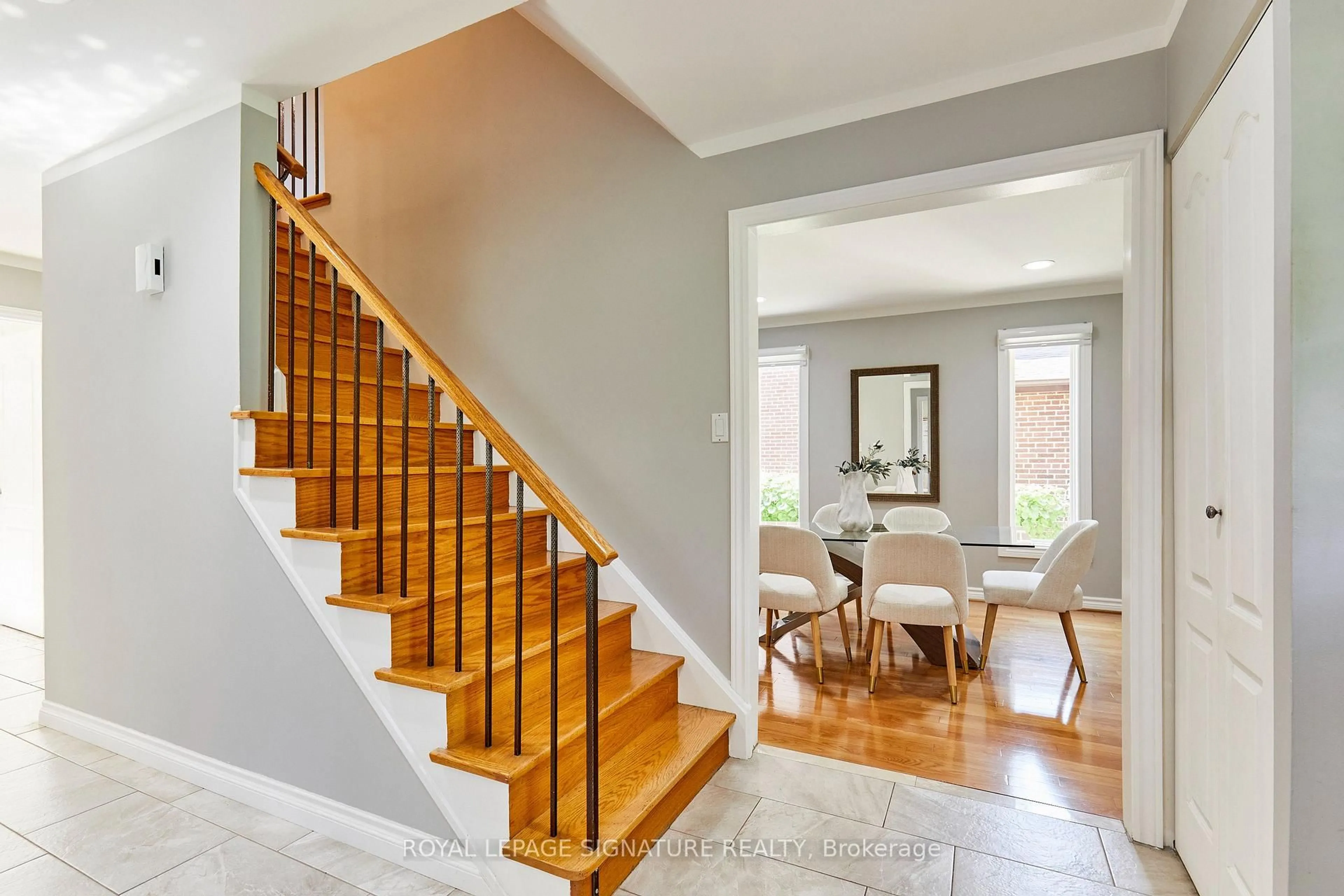 Indoor entryway for 122 Heatherside Dr, Toronto Ontario M1W 1T8