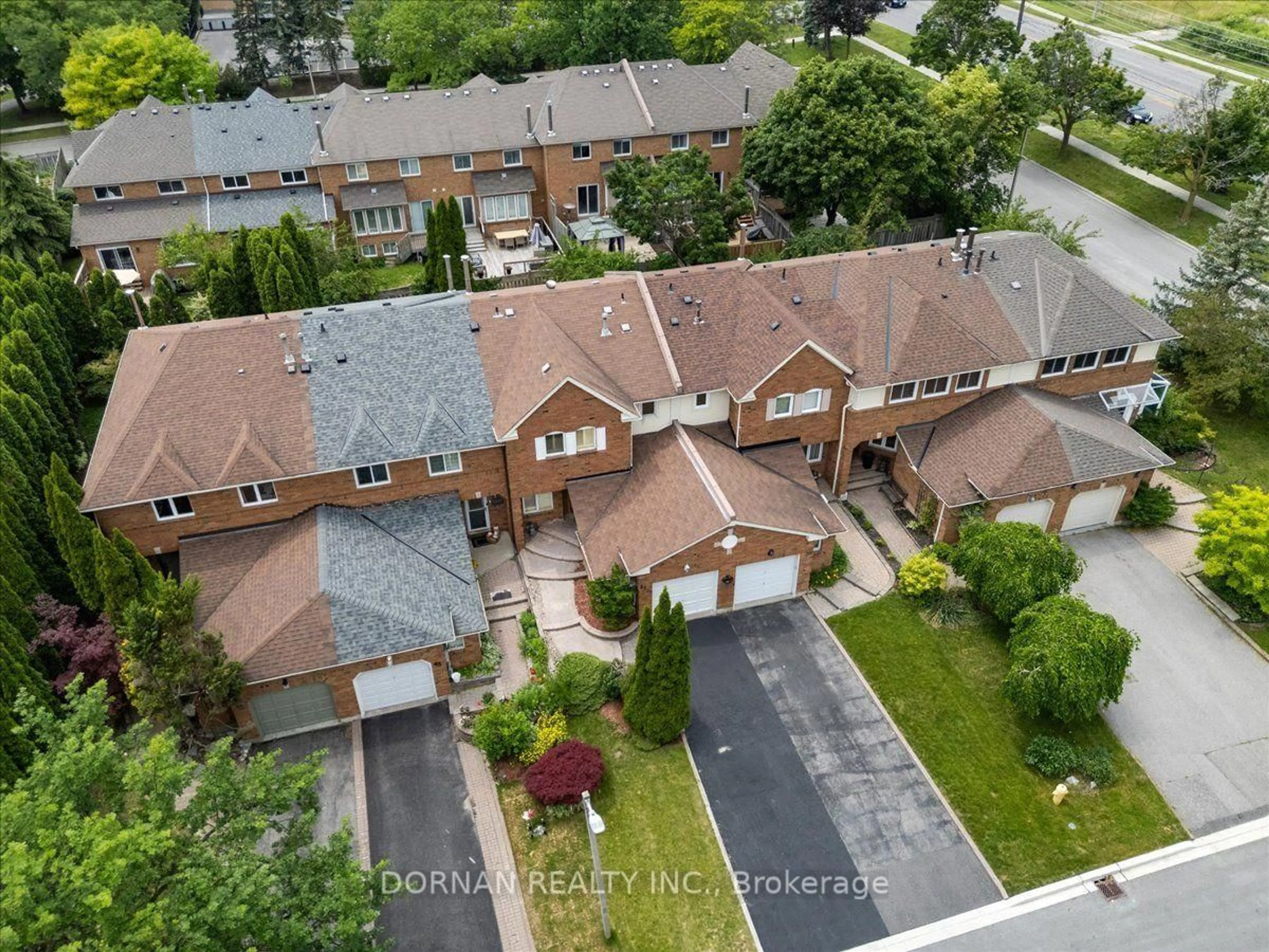 A pic from outside/outdoor area/front of a property/back of a property/a pic from drone, street for 41 Davies Cres, Whitby Ontario L1N 8X4
