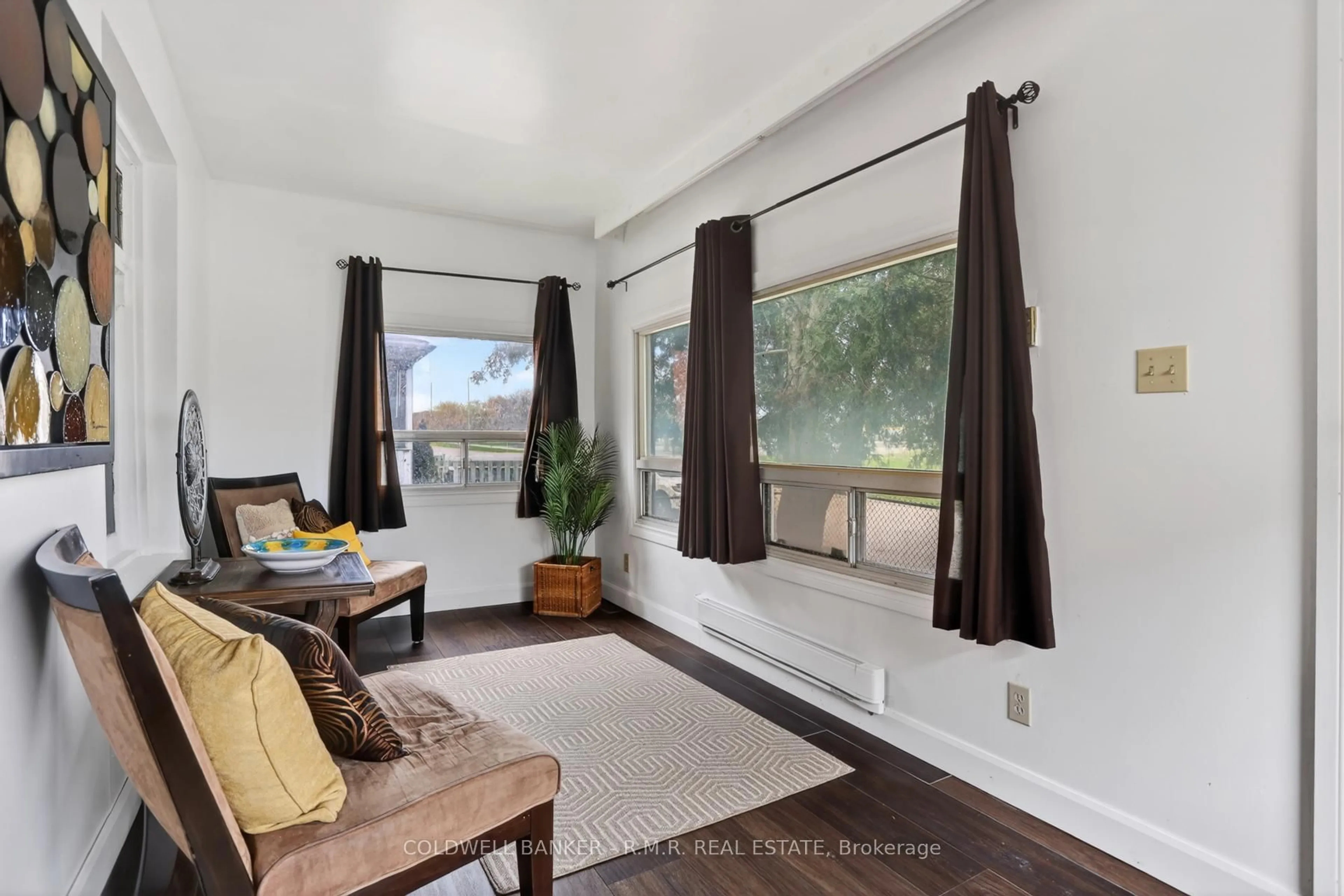 Living room with furniture, unknown for 532 Front St, Oshawa Ontario L1H 4V2