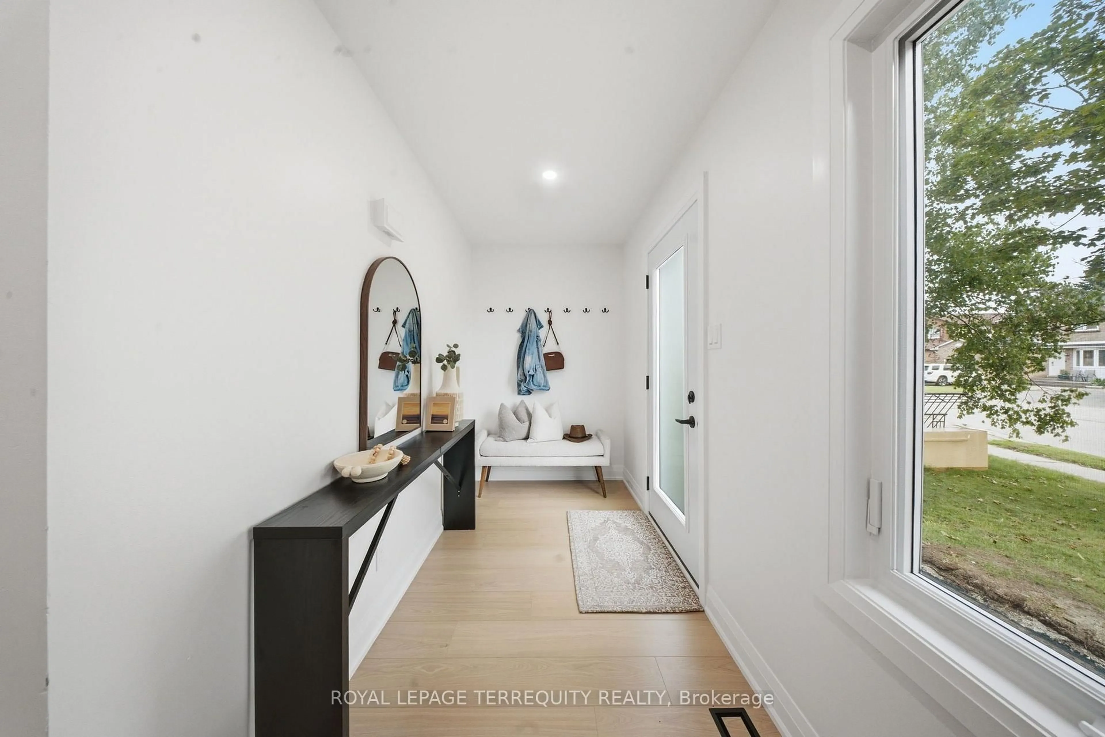 Indoor entryway for 42 Plumridge Crt, Ajax Ontario L1S 3Z8