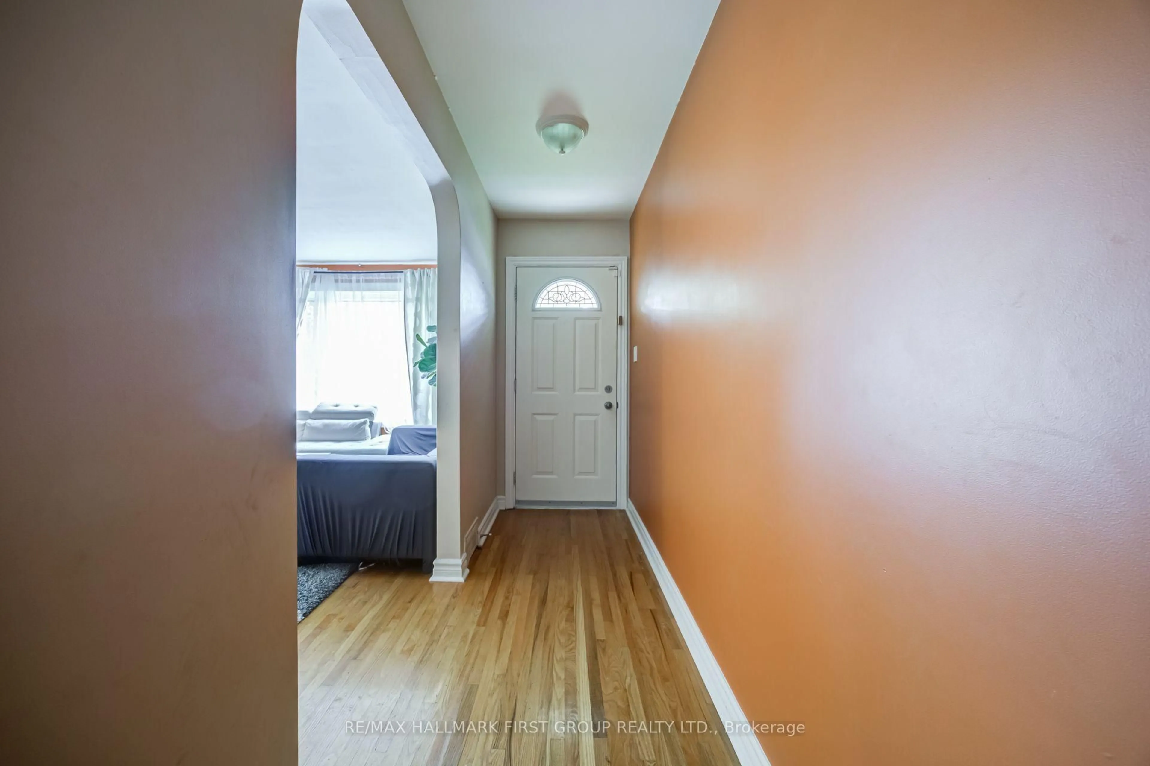 Indoor entryway for 180 Sherwood Ave, Oshawa Ontario L1G 3L8