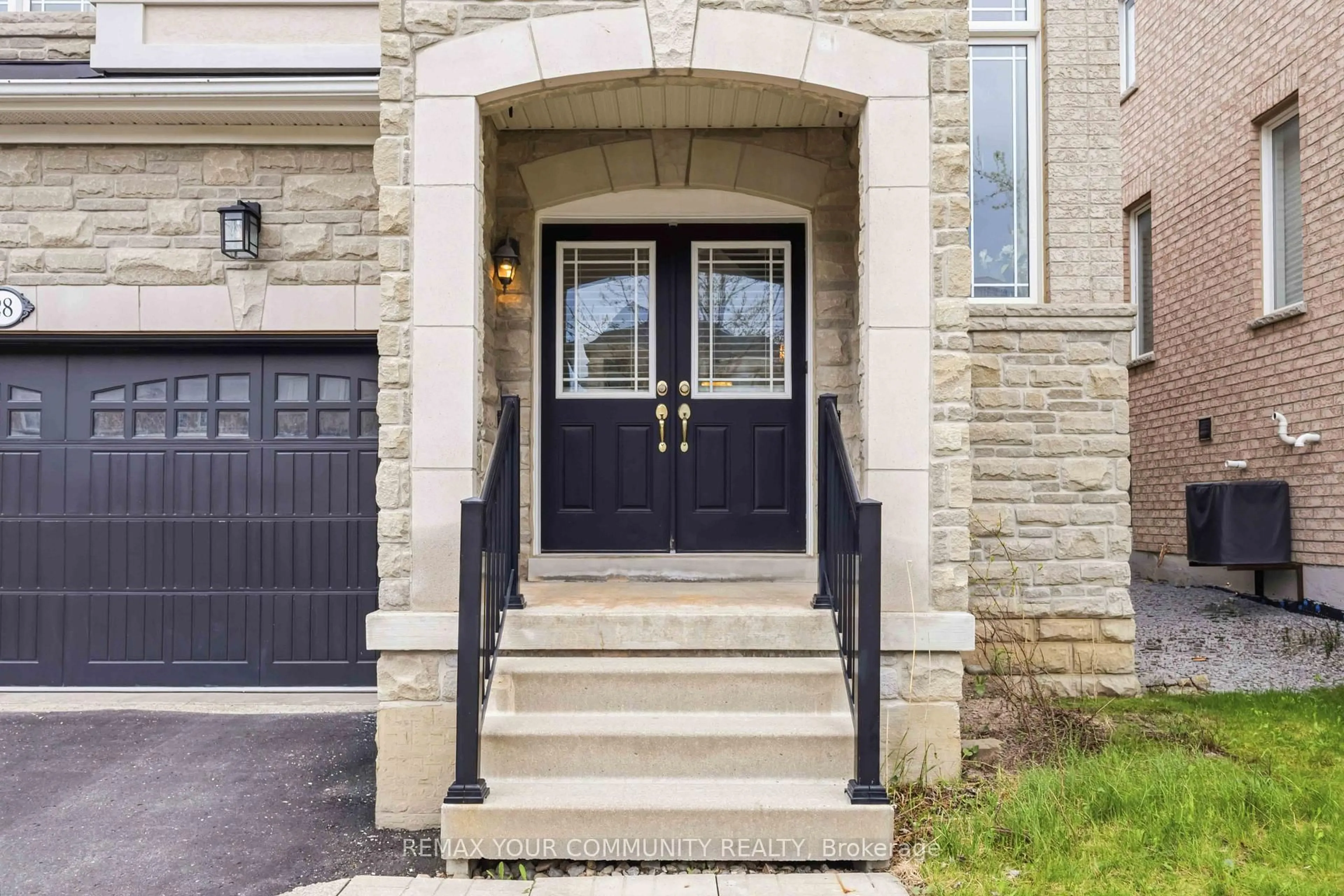 Indoor entryway for 28 Cater Ave, Ajax Ontario L1Z 0G1