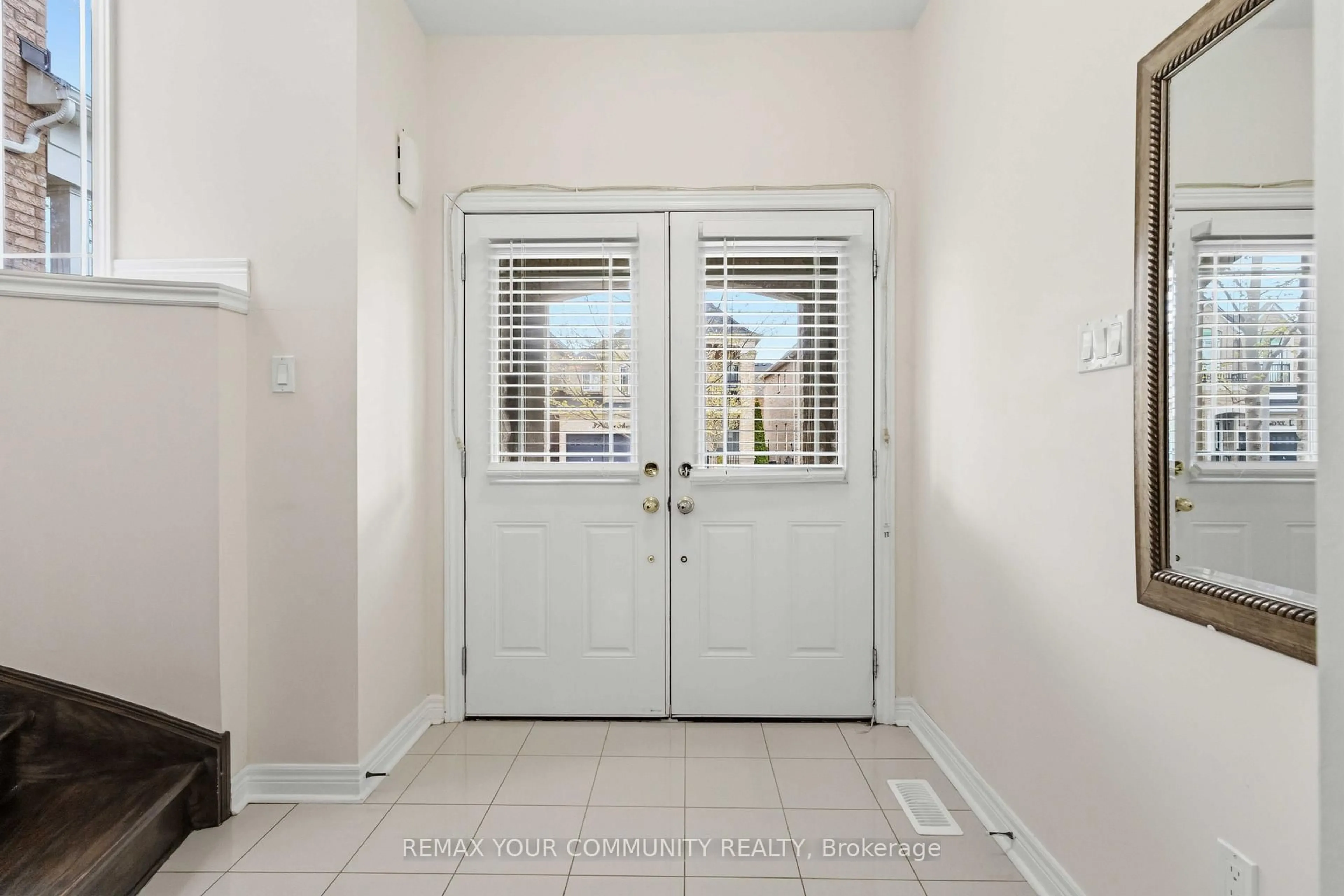Indoor entryway for 28 Cater Ave, Ajax Ontario L1Z 0G1