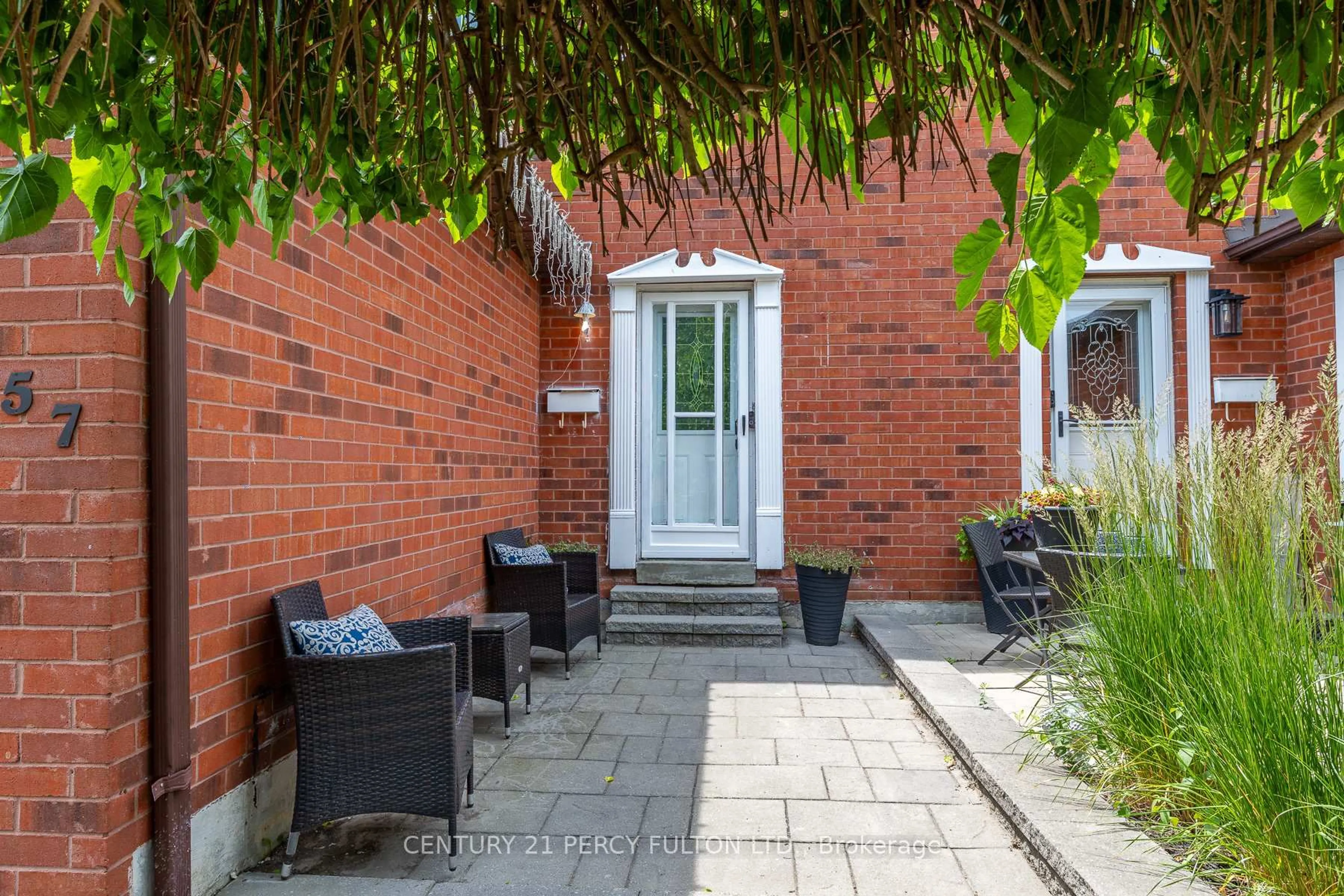 Patio, street for 557 Cobblehill Dr, Oshawa Ontario L1K 1Y6