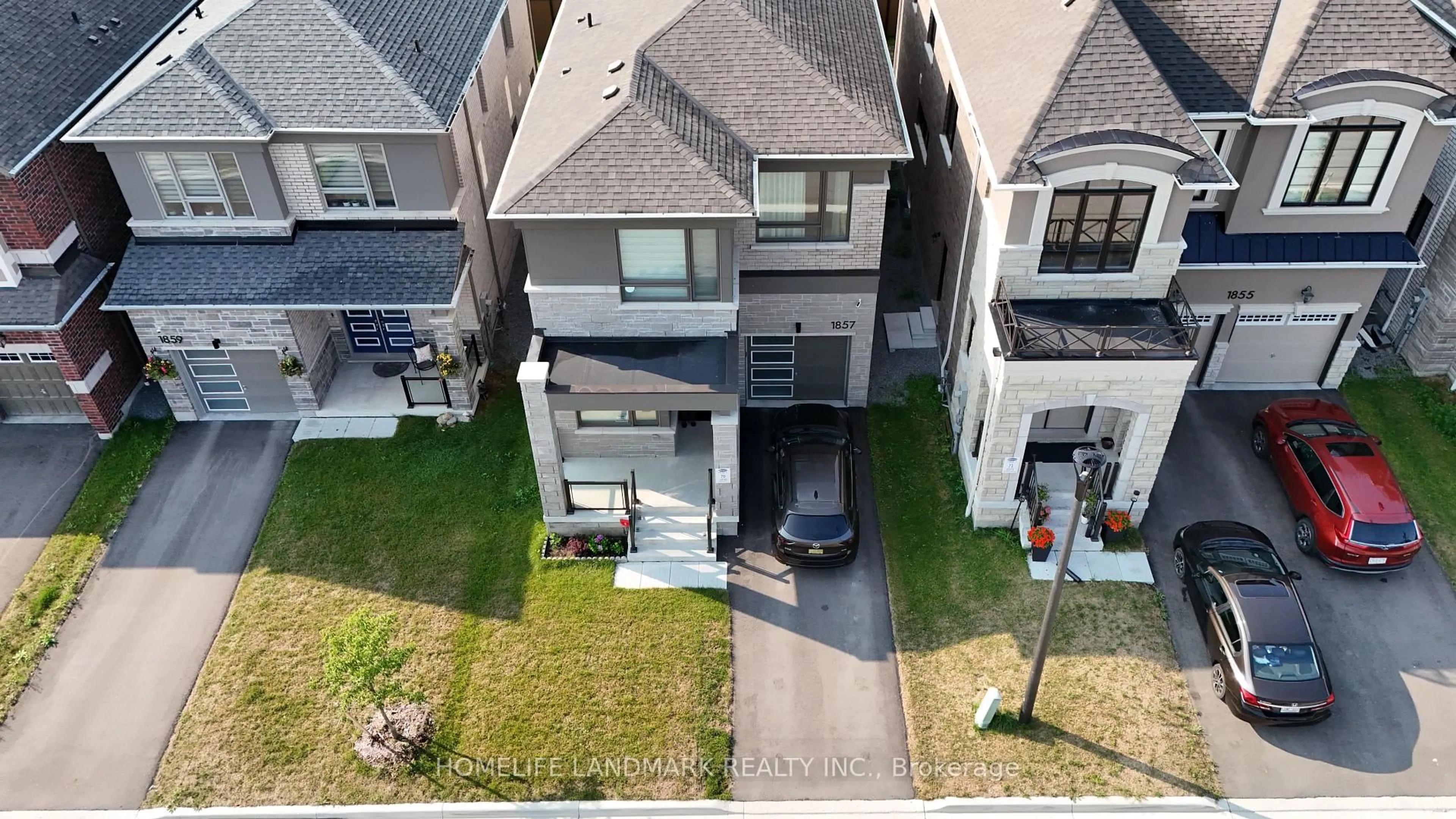 A pic from outside/outdoor area/front of a property/back of a property/a pic from drone, street for 1857 Weeping Willow Lane, Pickering Ontario L1Y 0B5