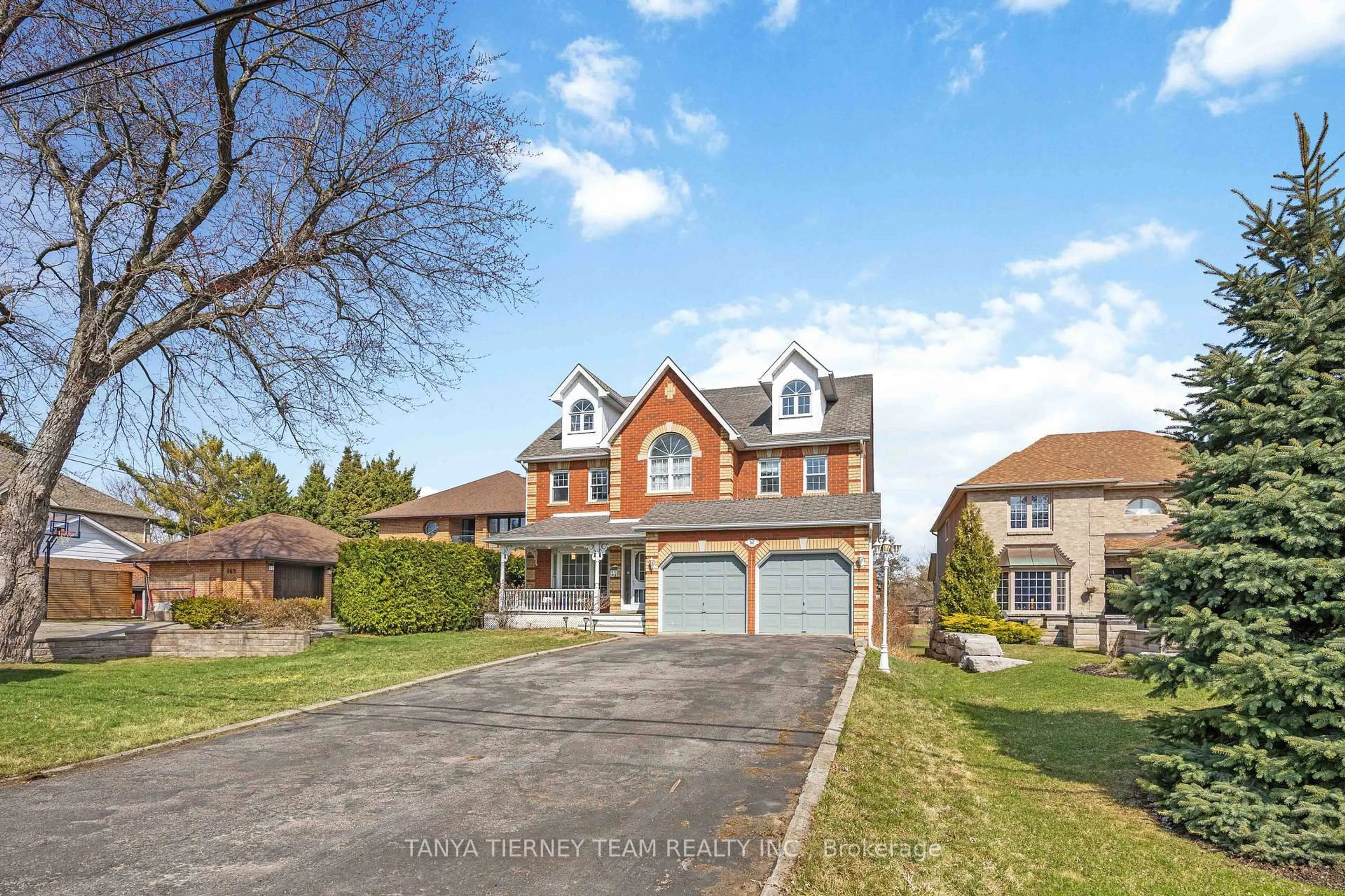 A pic from outside/outdoor area/front of a property/back of a property/a pic from drone, street for 467 Oakwood Dr, Pickering Ontario L1W 2M8