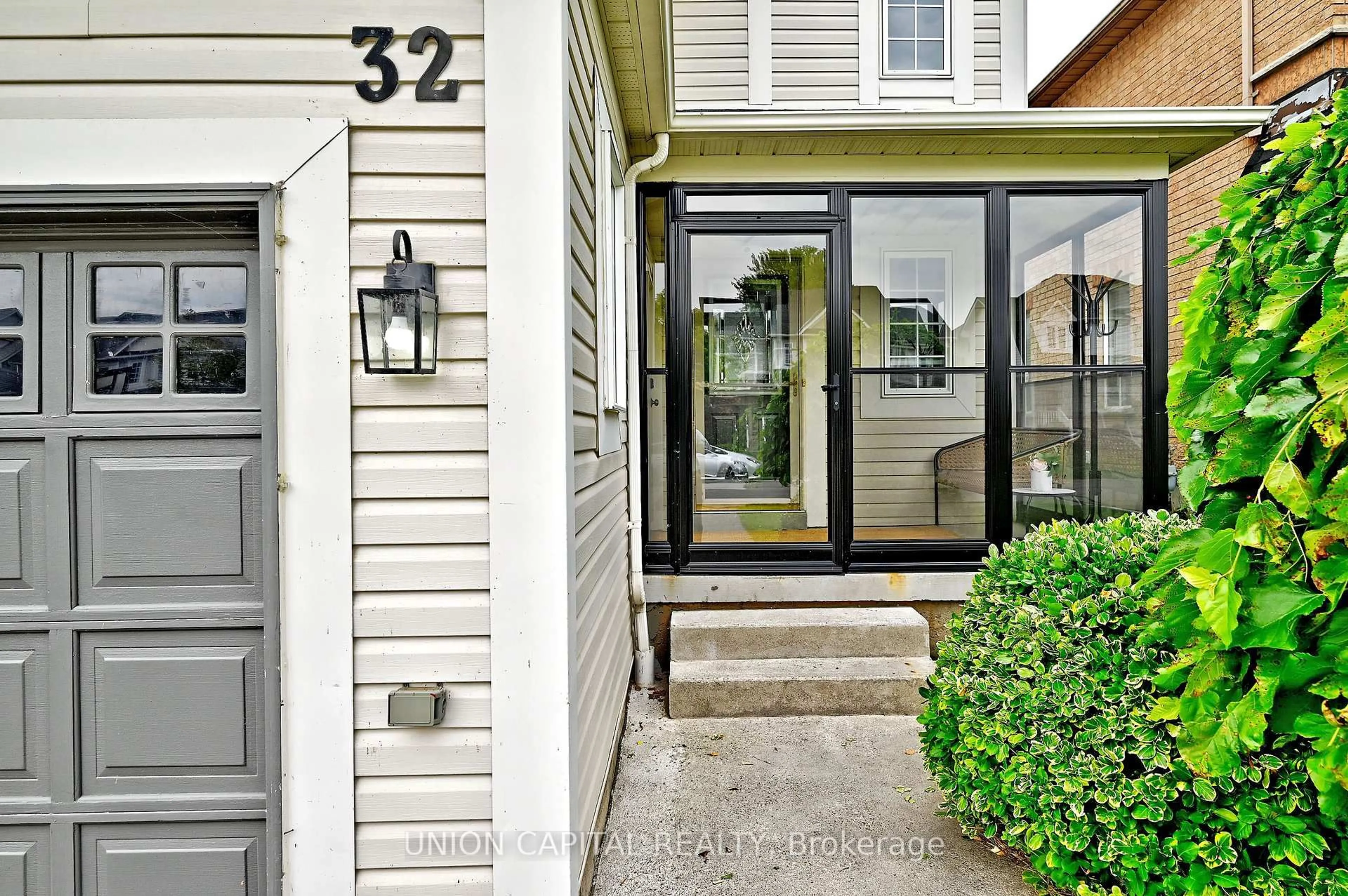 Indoor entryway for 32 Regatta Cres, Whitby Ontario L1N 9V2