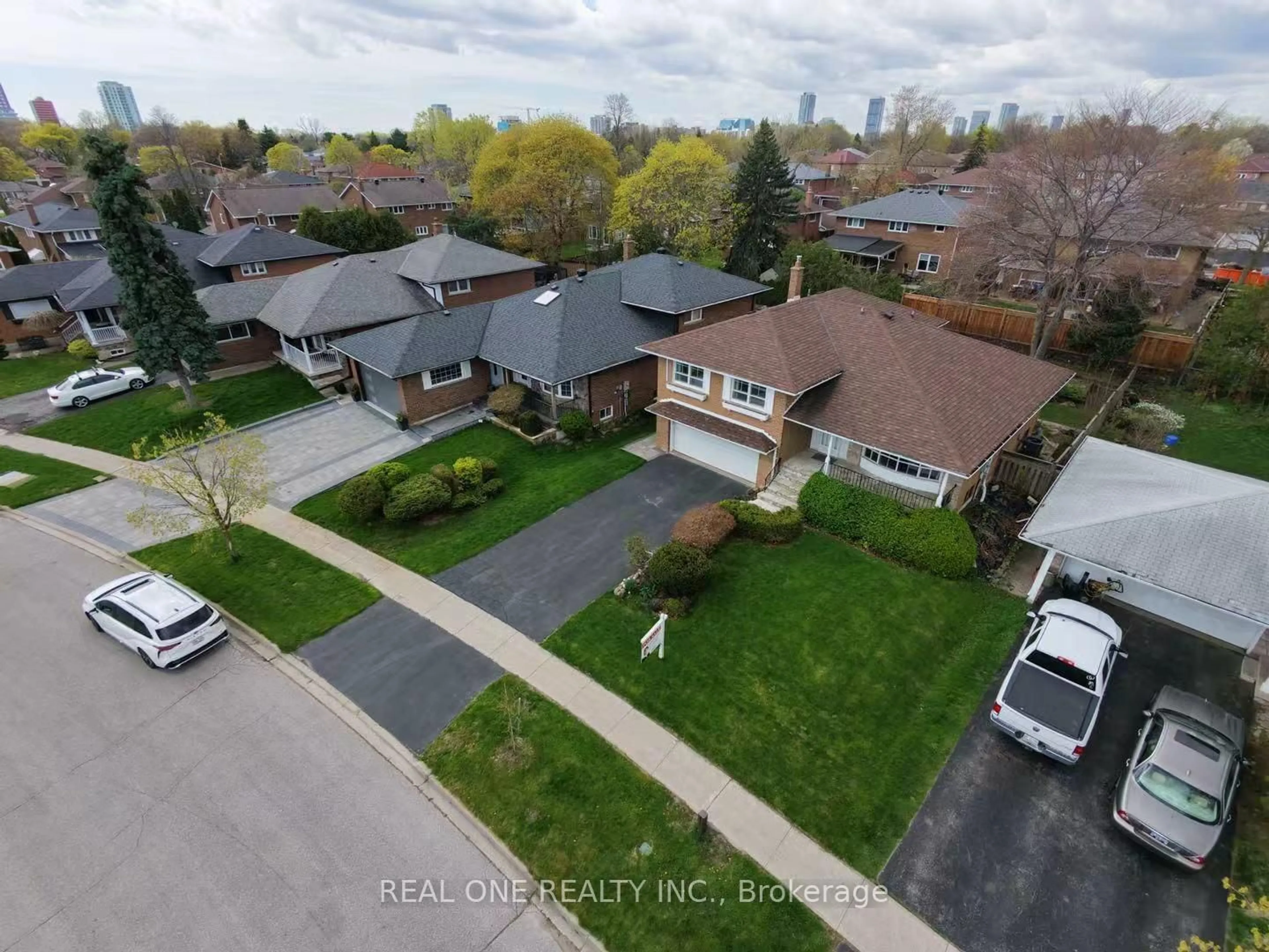 A pic from outside/outdoor area/front of a property/back of a property/a pic from drone, street for 22 Kenmanor Blvd, Toronto Ontario M1W 1R7