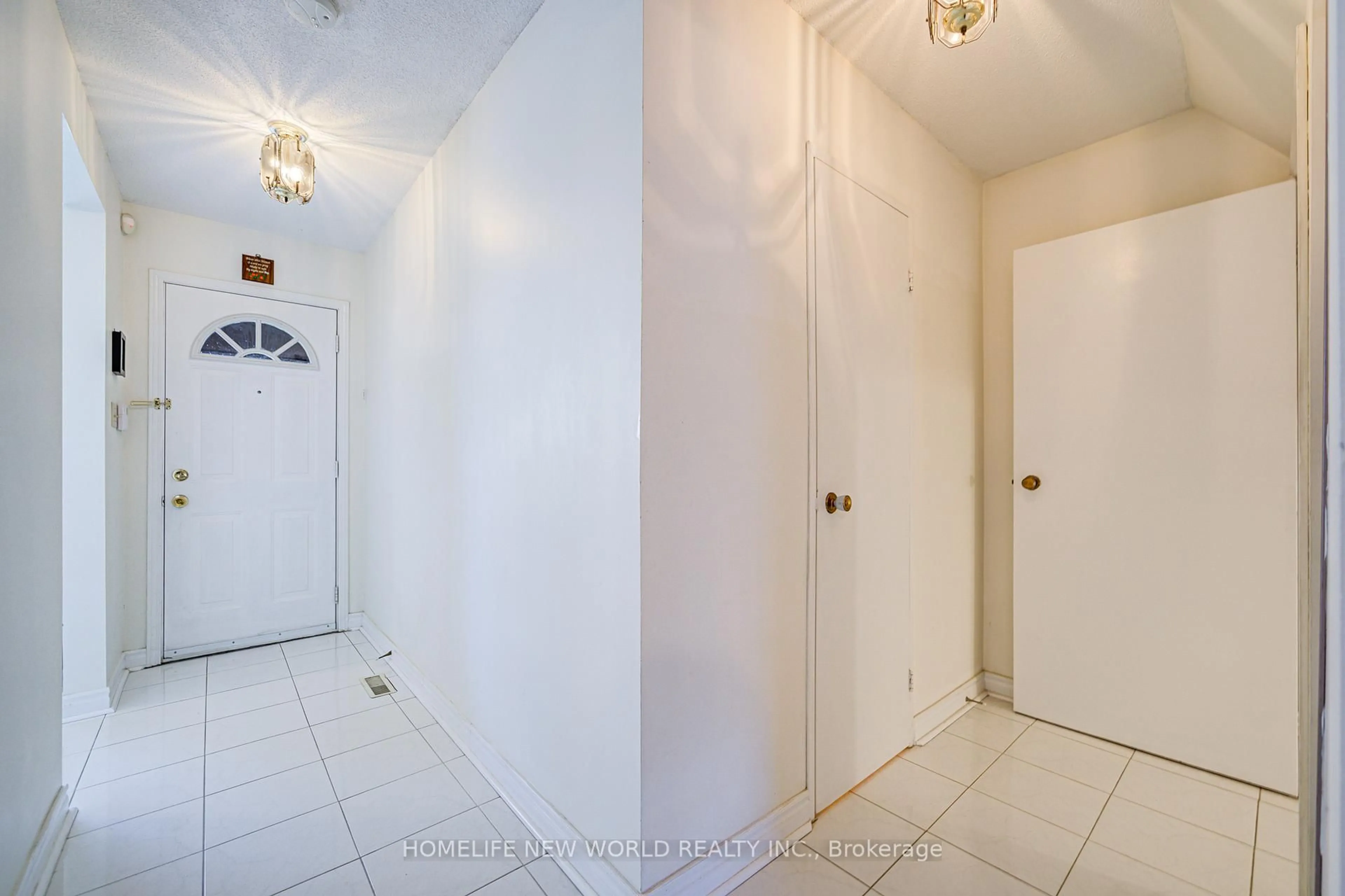 Indoor entryway for 44 Chester Le Blvd #39, Toronto Ontario M1W 2M8