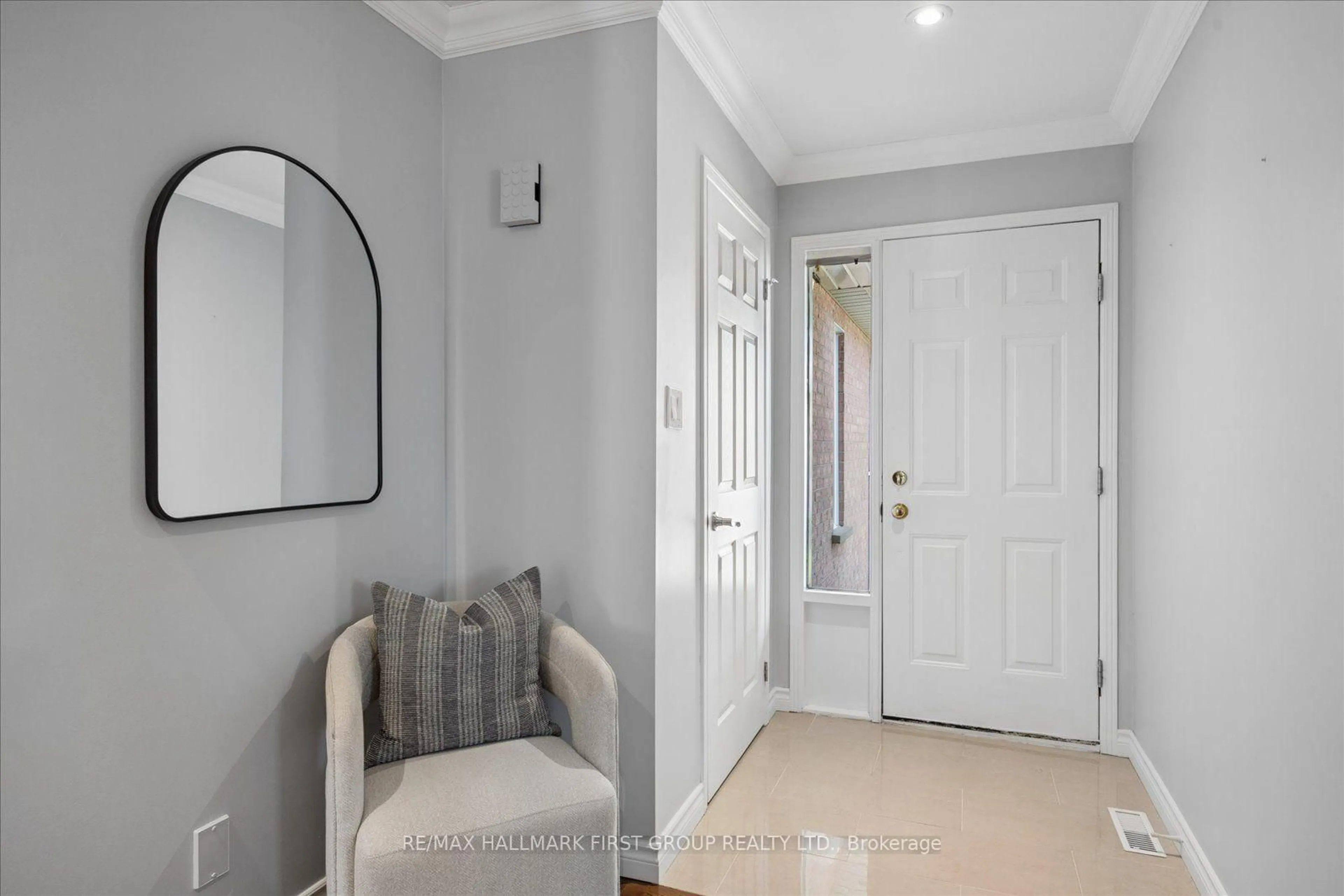 Indoor entryway for 77 Willowbrook Dr, Whitby Ontario L1R 2A8