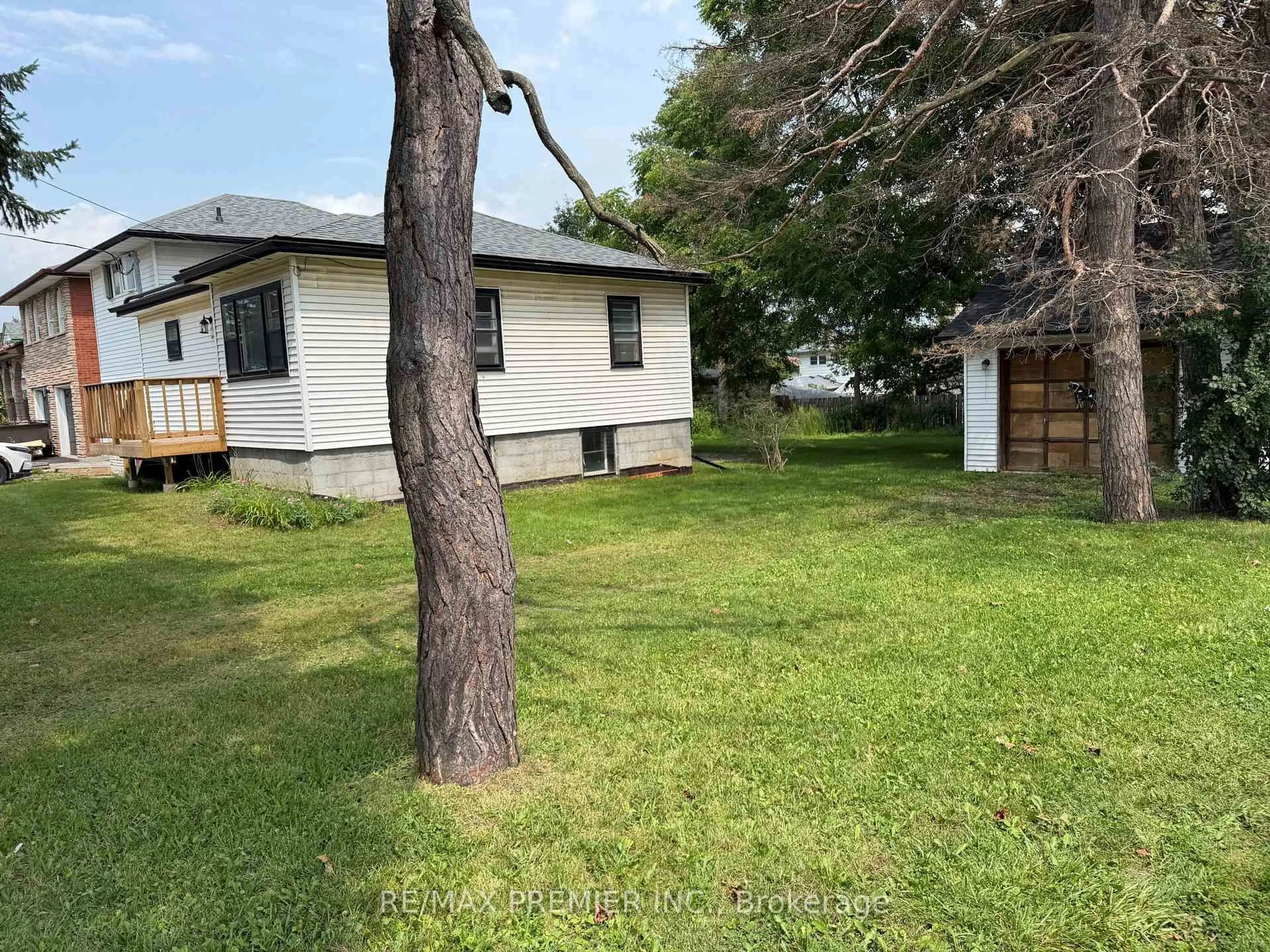 A pic from outside/outdoor area/front of a property/back of a property/a pic from drone, unknown for 277 Gibbons St, Oshawa Ontario L1J 4Y5