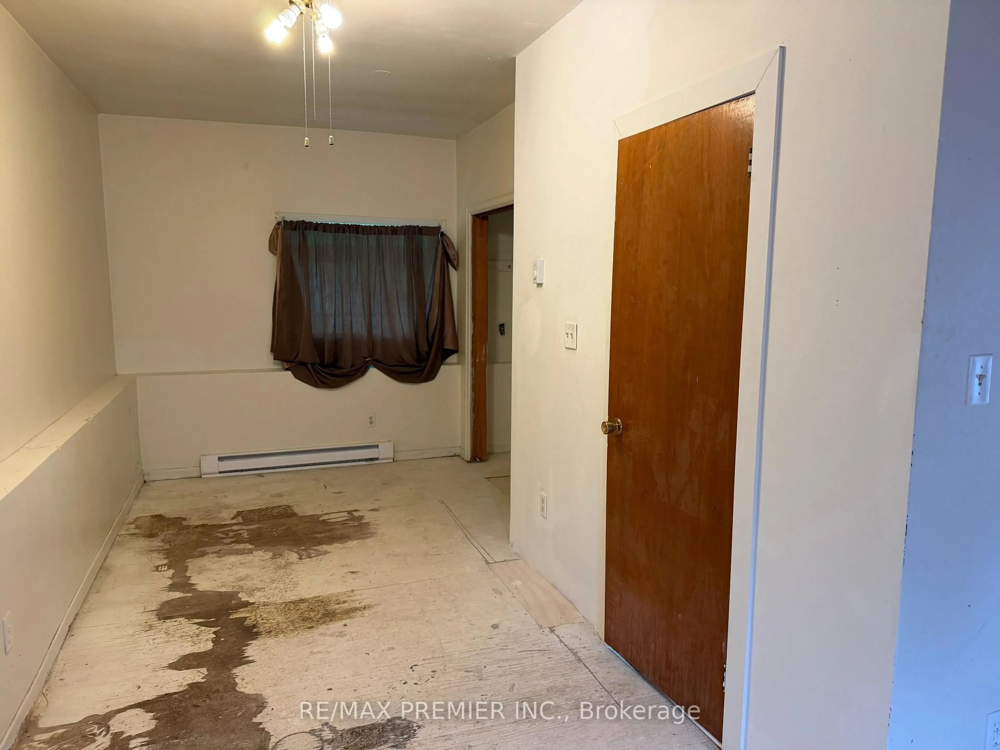 A pic of a room for 277 Gibbons St, Oshawa Ontario L1J 4Y5