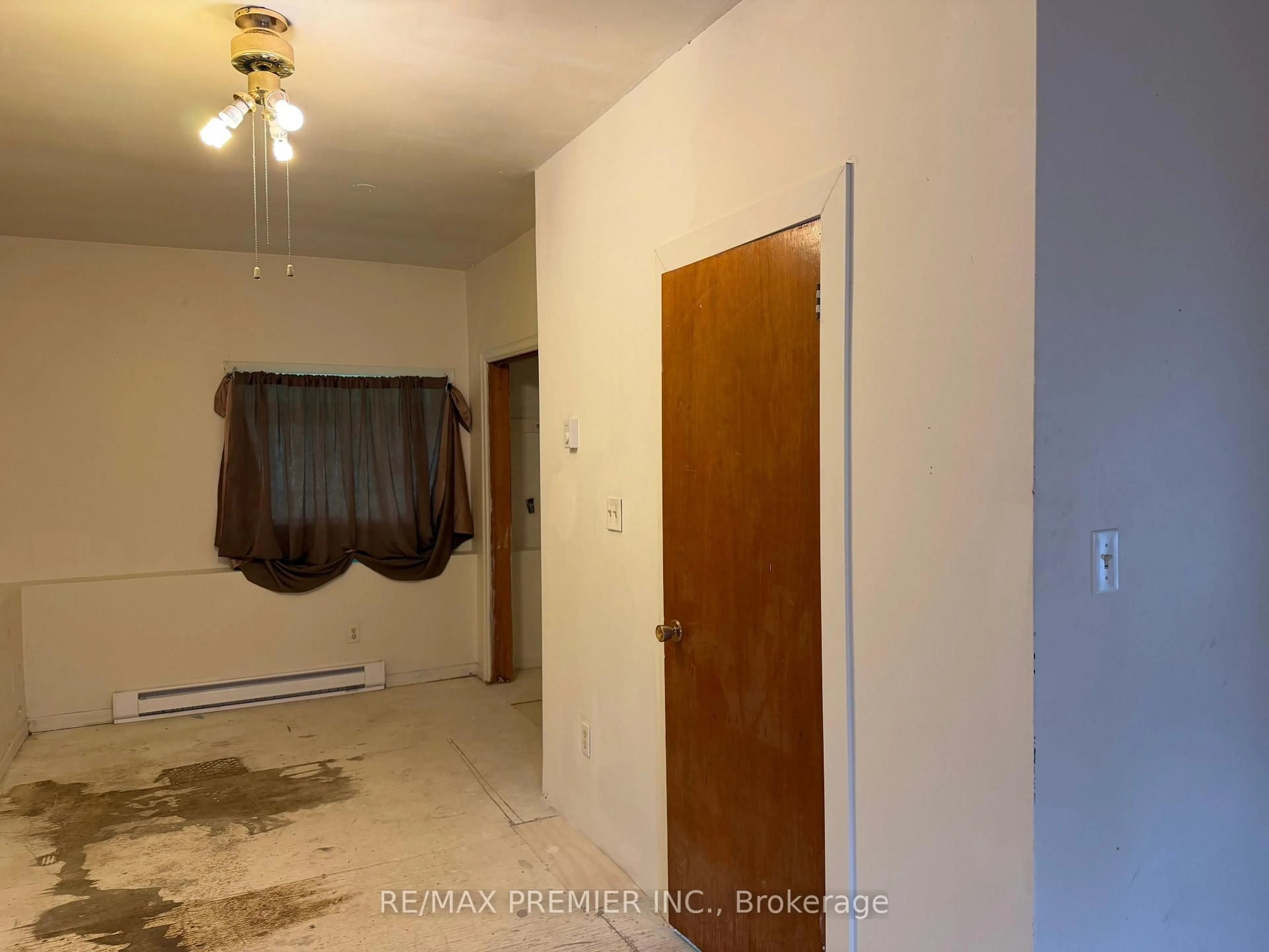 A pic of a room for 277 Gibbons St, Oshawa Ontario L1J 4Y5