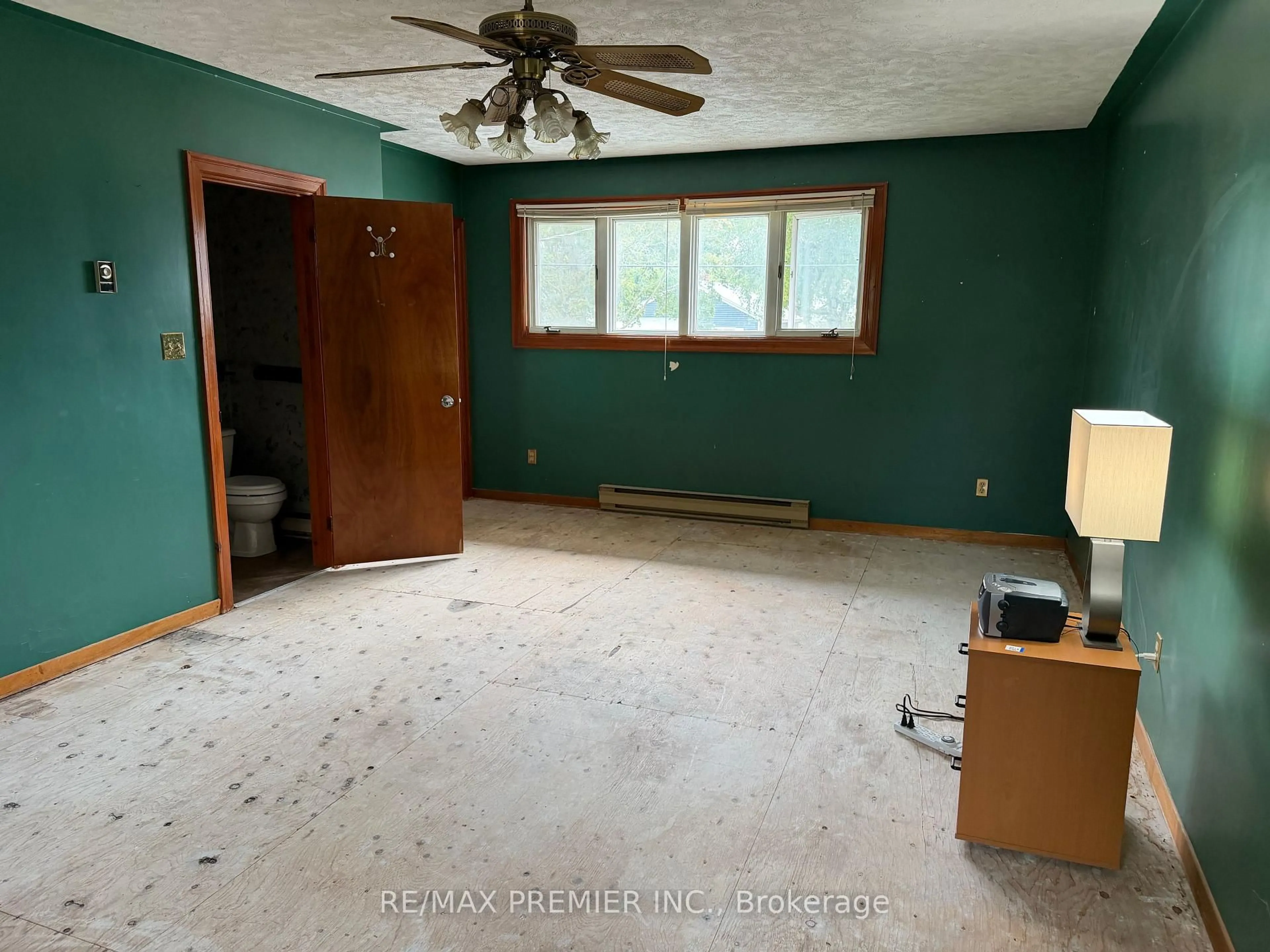A pic of a room for 277 Gibbons St, Oshawa Ontario L1J 4Y5
