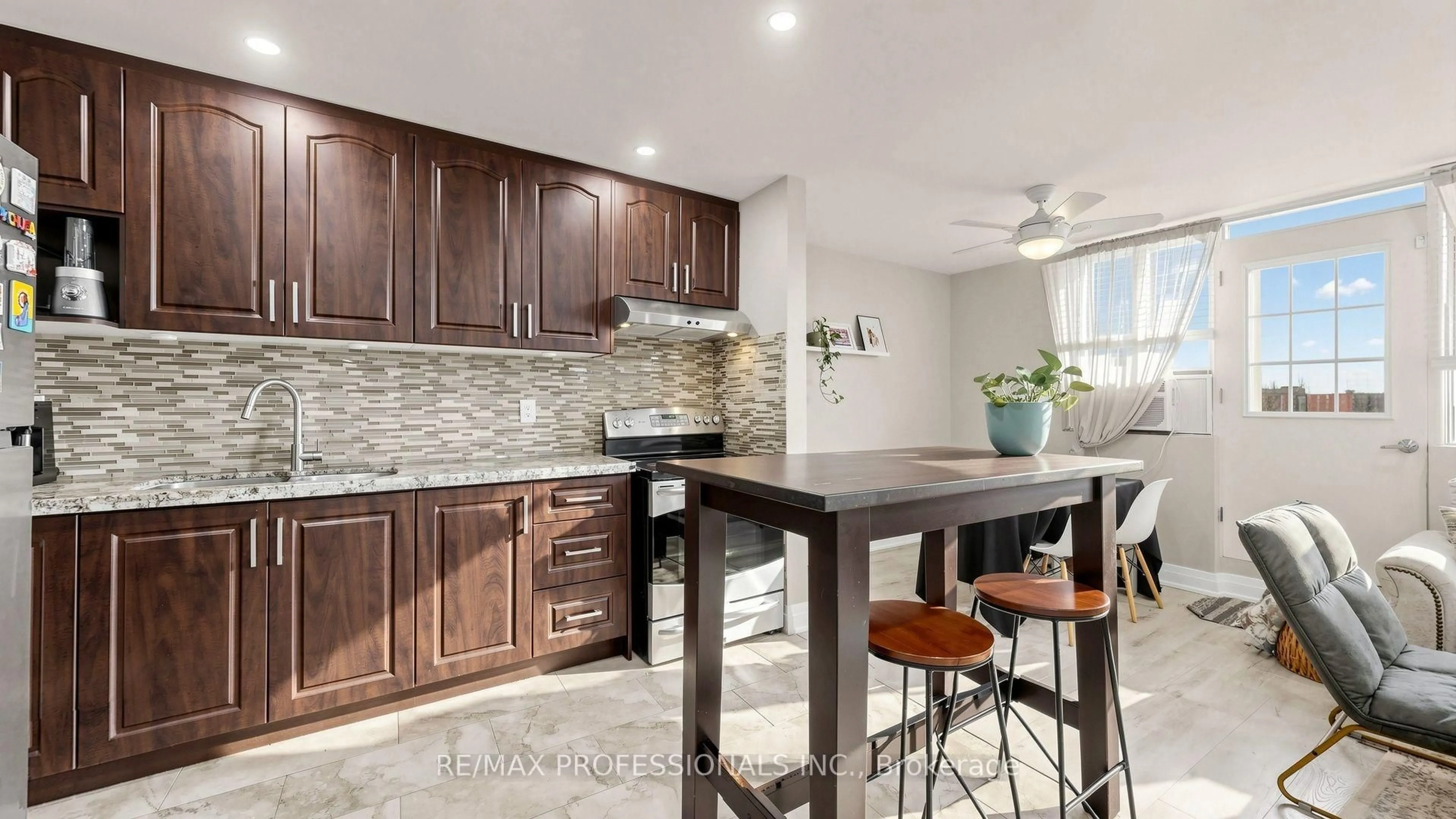 Open concept kitchen, ceramic/tile floor for 100 Dundalk Dr #809, Toronto Ontario M1P 4V2