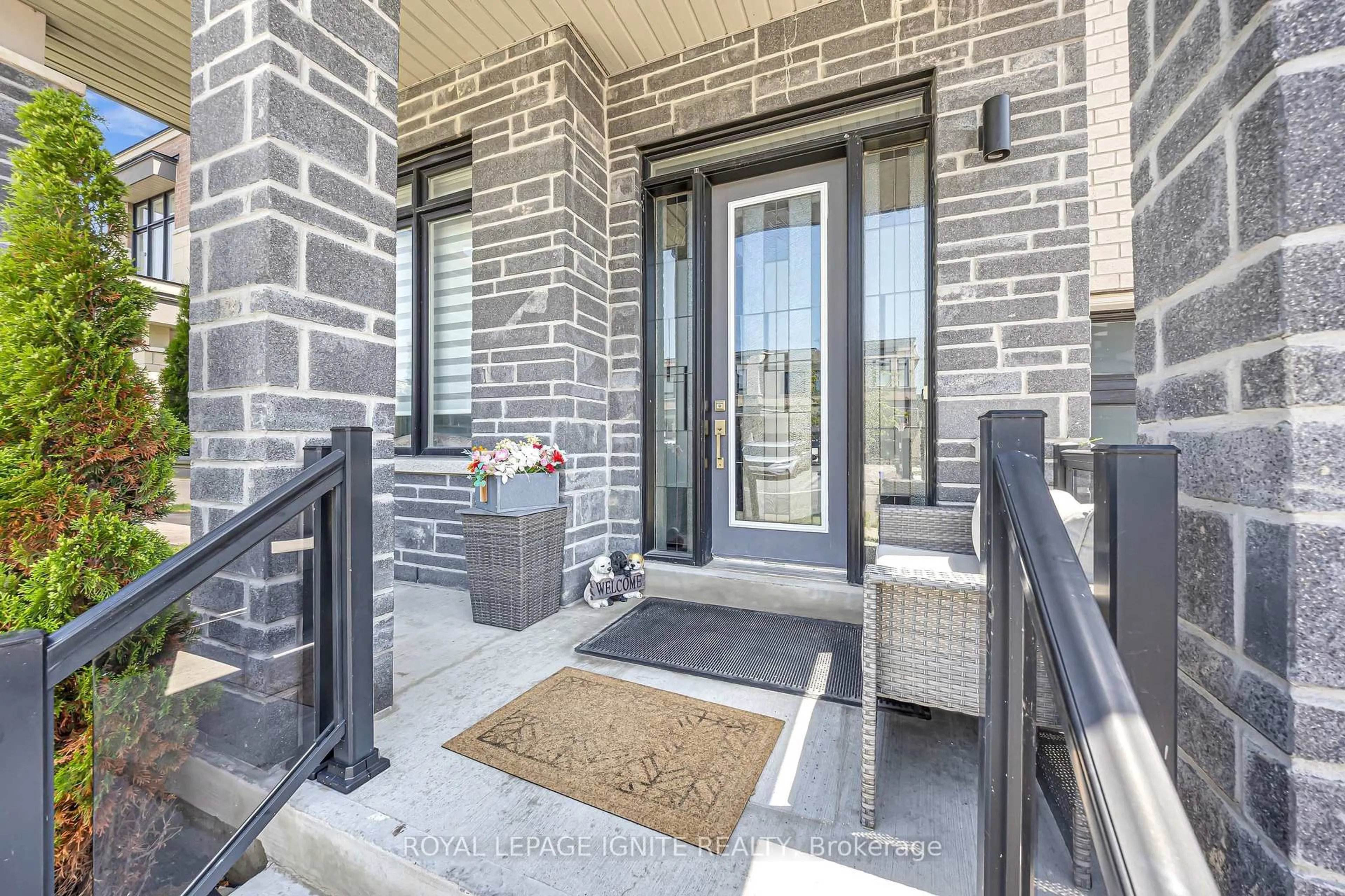 Indoor entryway for 11 Larkin Lane, Clarington Ontario L1C 4A7