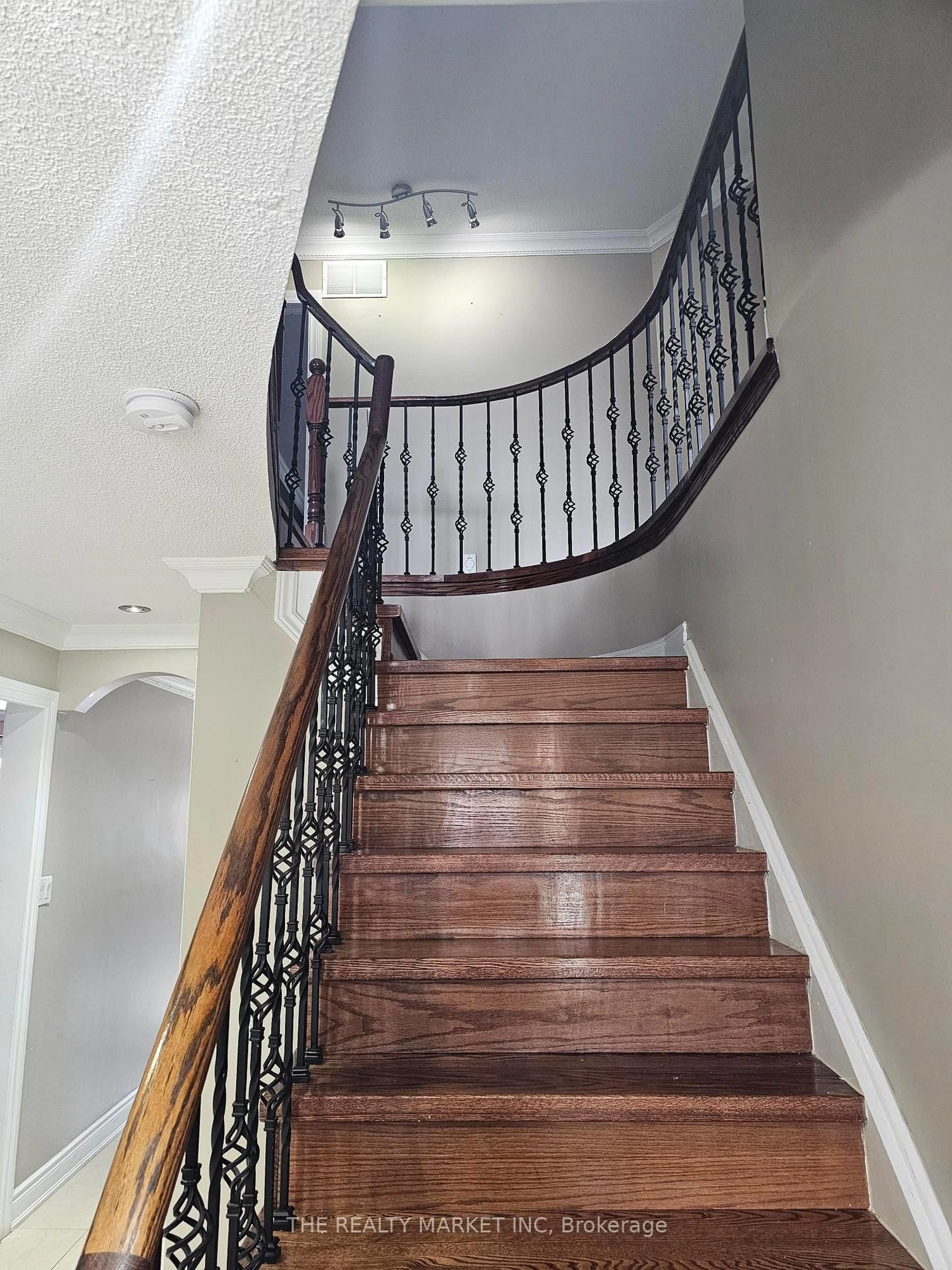 Stairs for 102 William Stephenson Dr, Whitby Ontario L1N 8T1