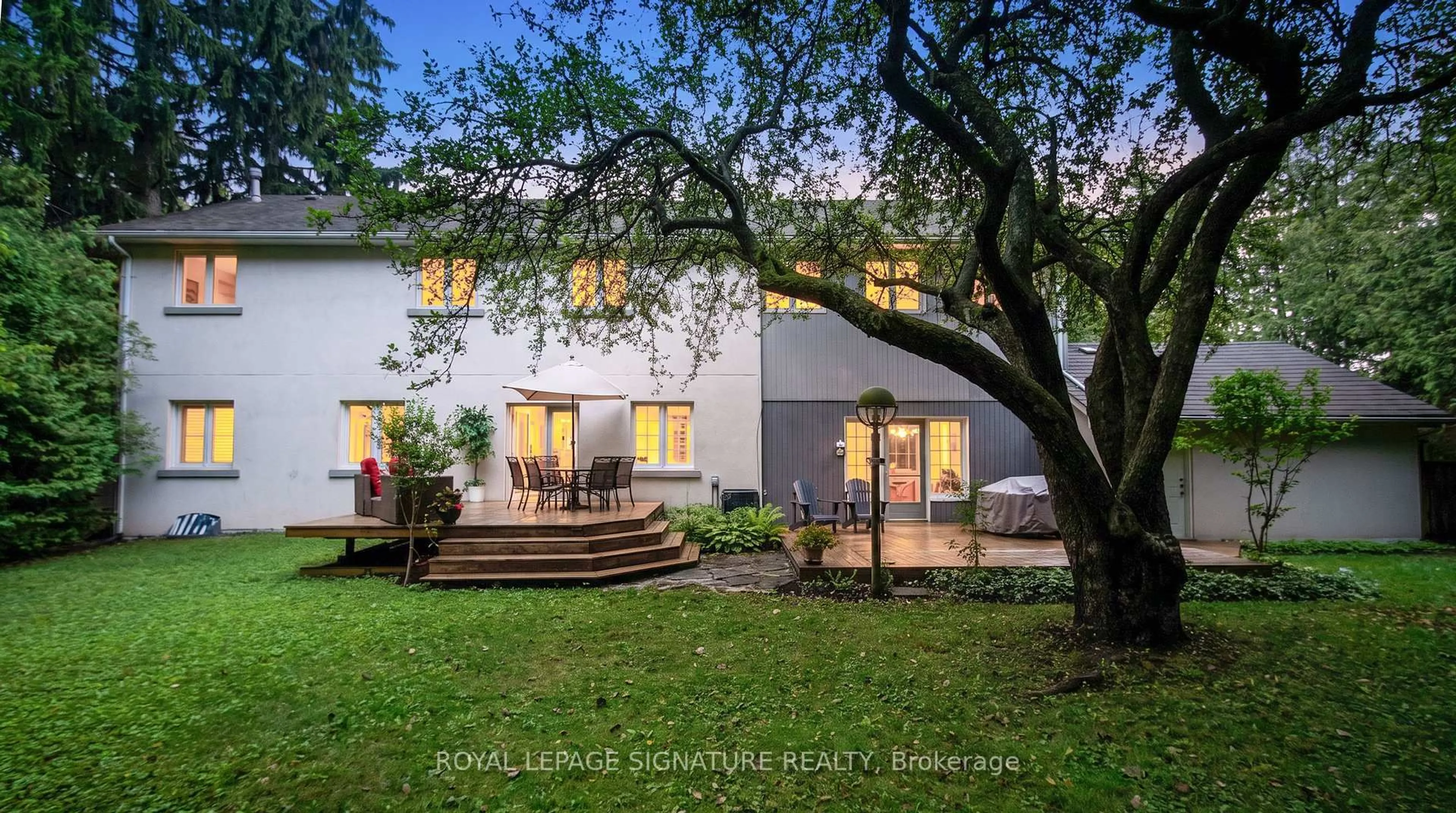A pic from outside/outdoor area/front of a property/back of a property/a pic from drone, street for 8 Windy Ridge Dr, Toronto Ontario M1M 1H5