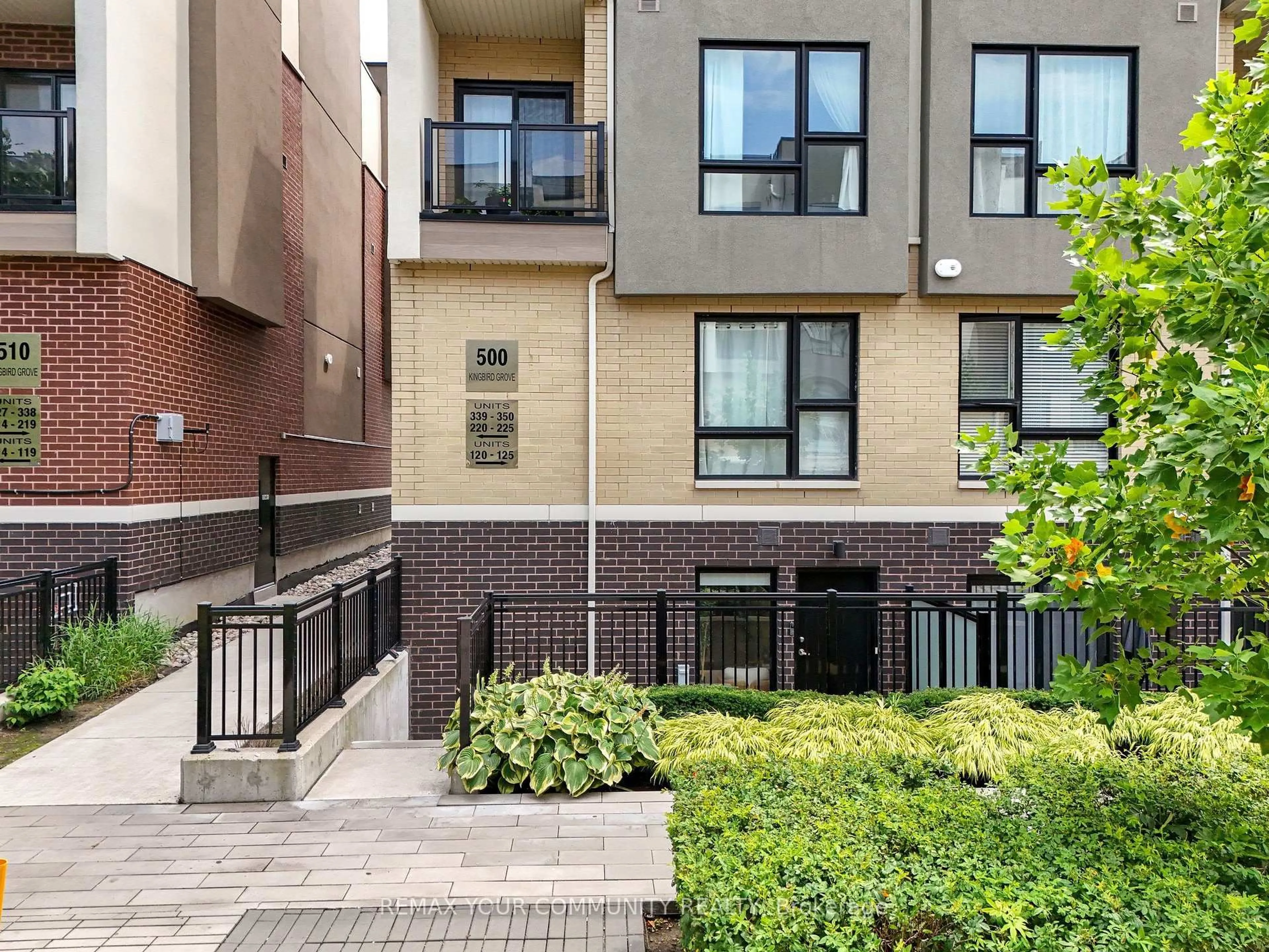 Patio, street for 500 Kingbird Grve #120, Toronto Ontario M1B 0E4