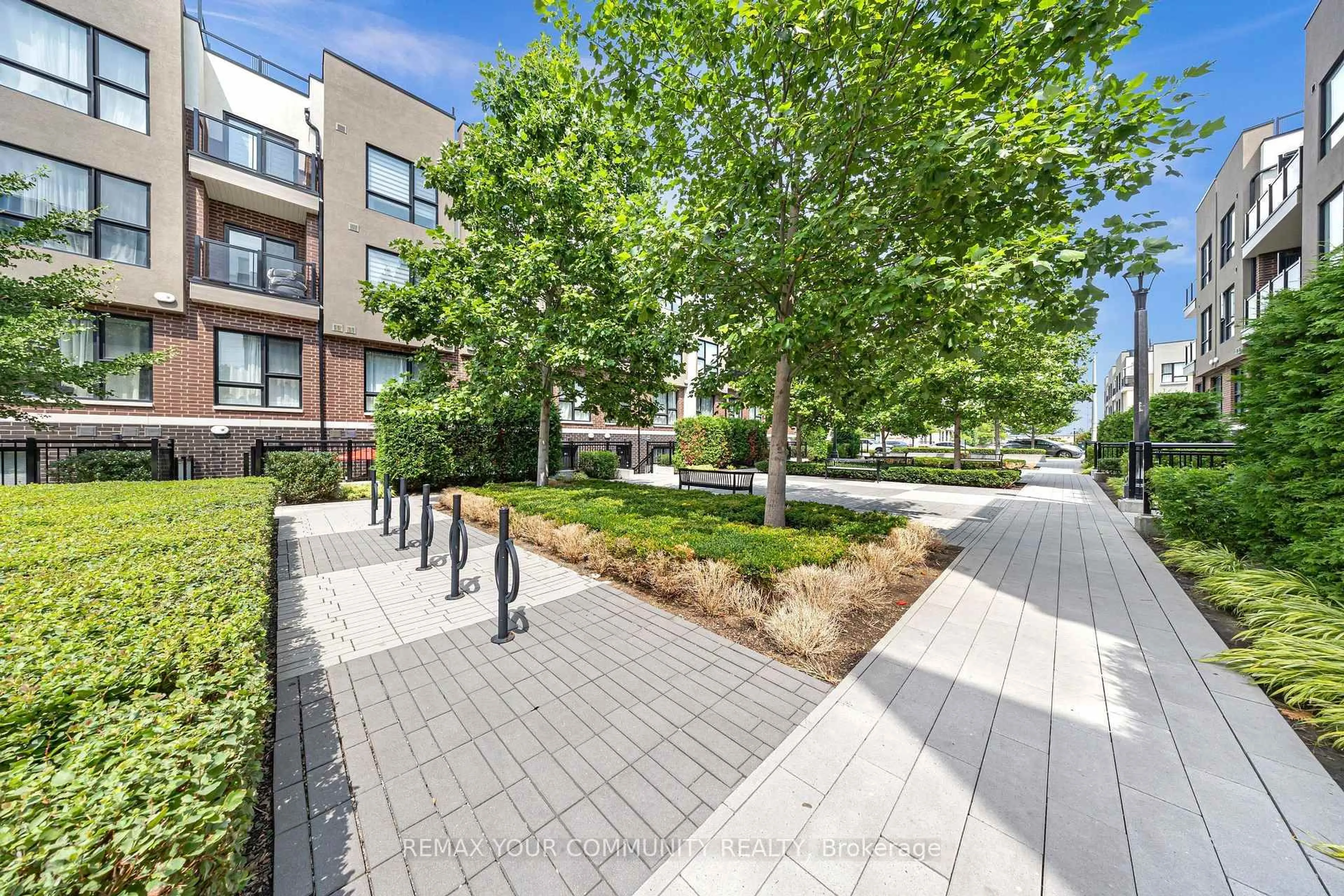 Patio, street for 500 Kingbird Grve #120, Toronto Ontario M1B 0E4