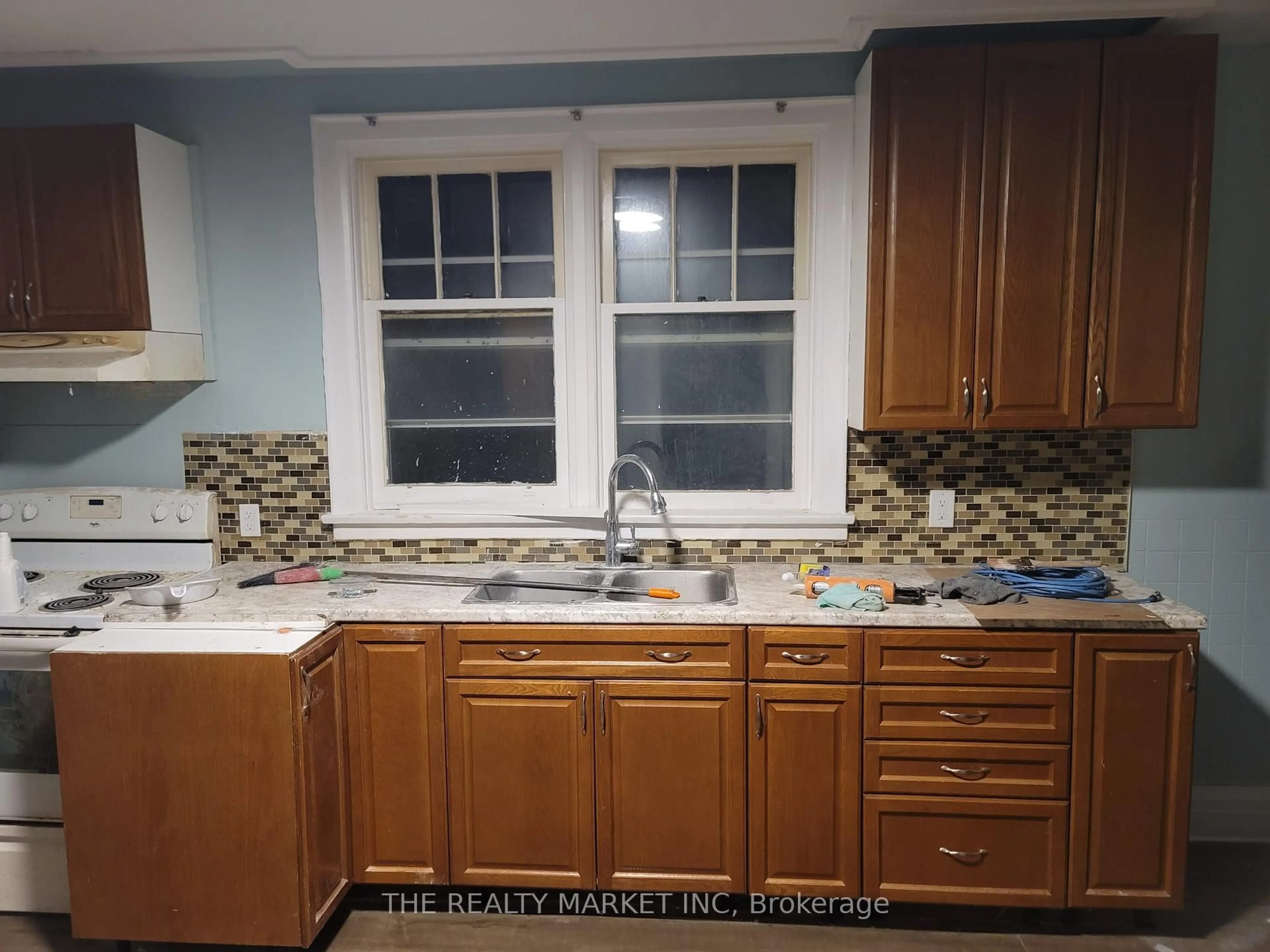 Standard kitchen, ceramic/tile floor for 287 Verdun Rd, Oshawa Ontario L1H 5T1