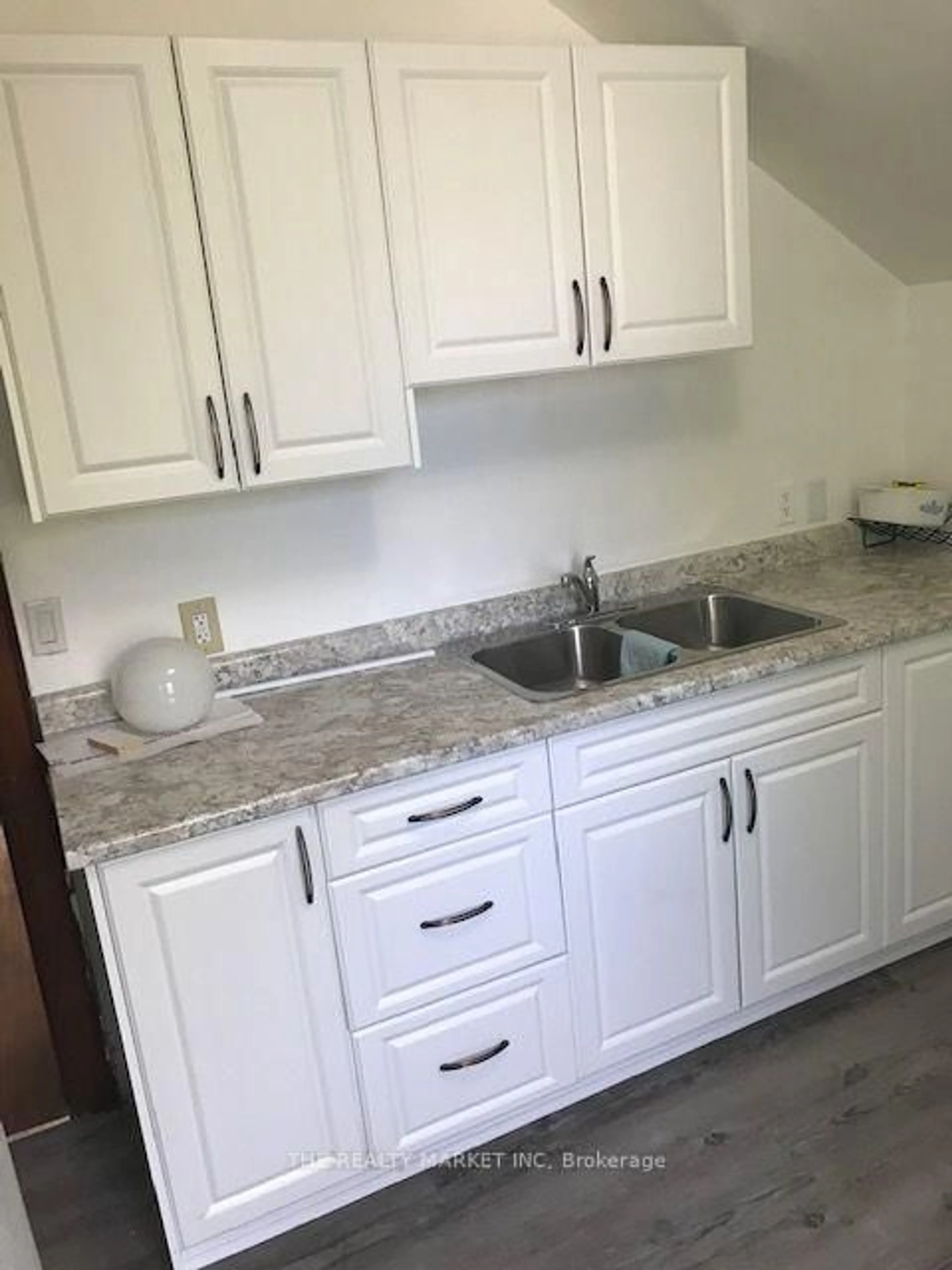 Standard kitchen, ceramic/tile floor for 287 Verdun Rd, Oshawa Ontario L1H 5T1