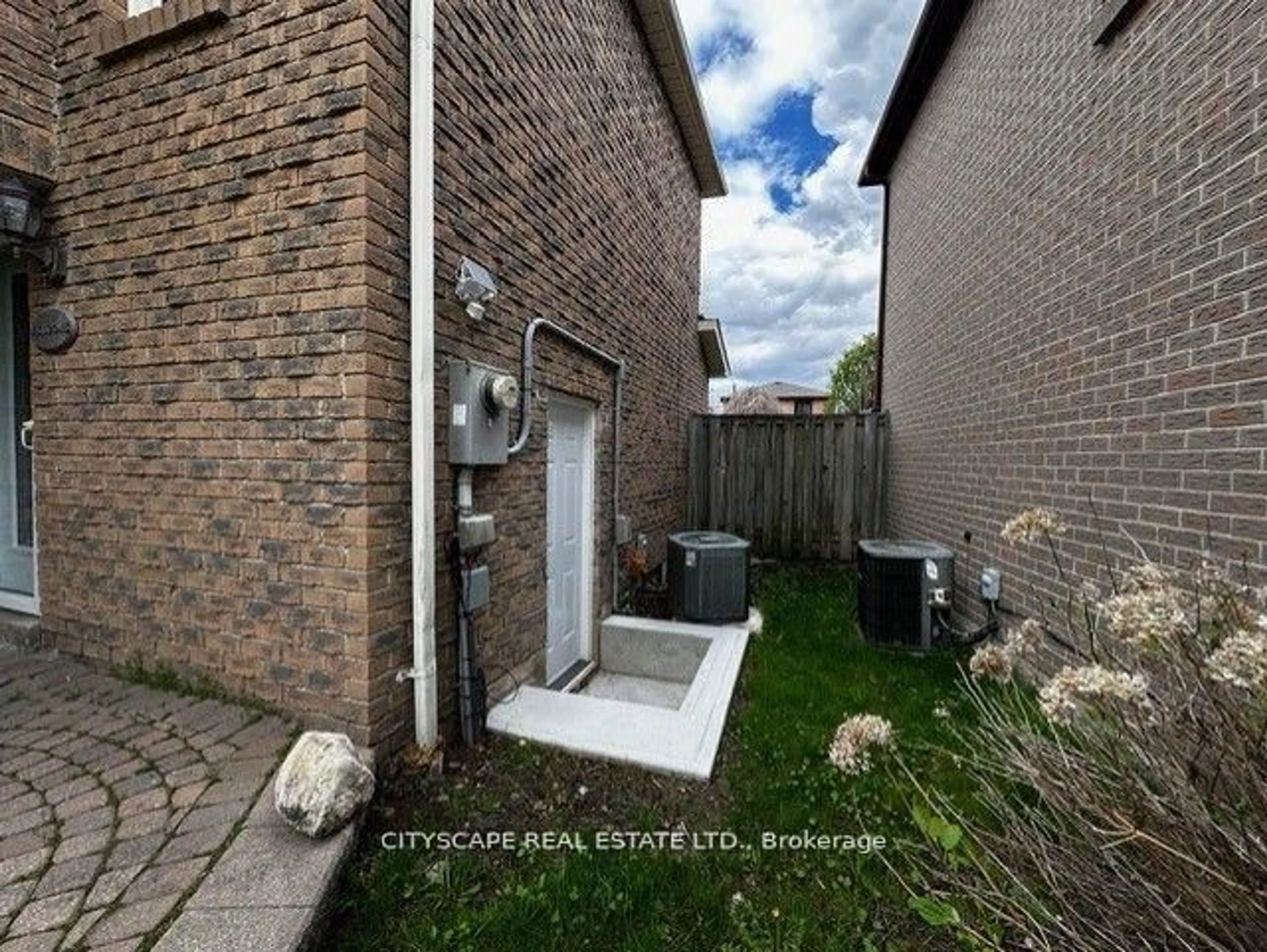 A pic from outside/outdoor area/front of a property/back of a property/a pic from drone, street for 82 Chatfield Dr, Ajax Ontario L1T 2J9
