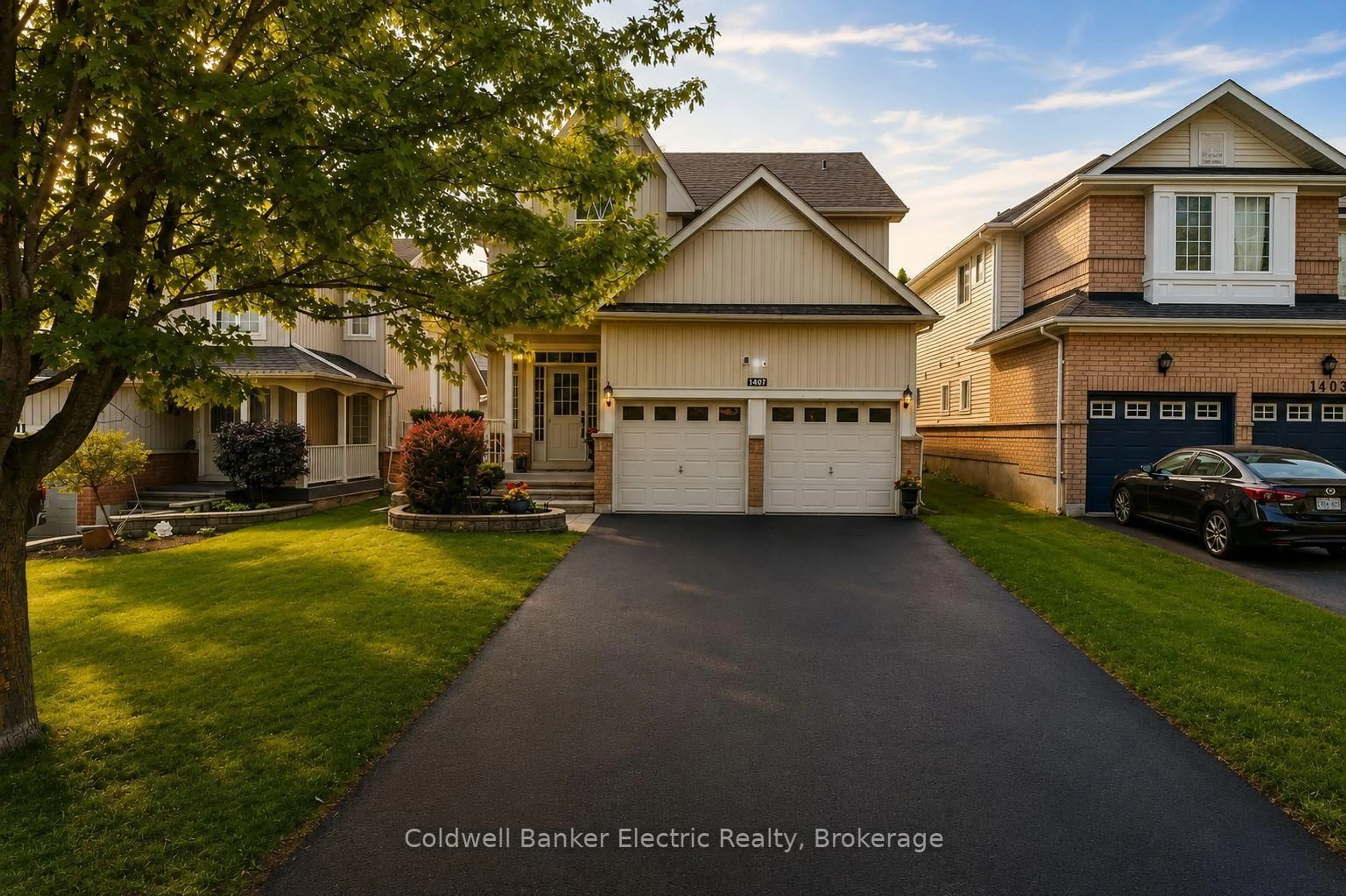 Home with vinyl exterior material, street for 1407 Ashgrove Cres, Oshawa Ontario L1K 2W4