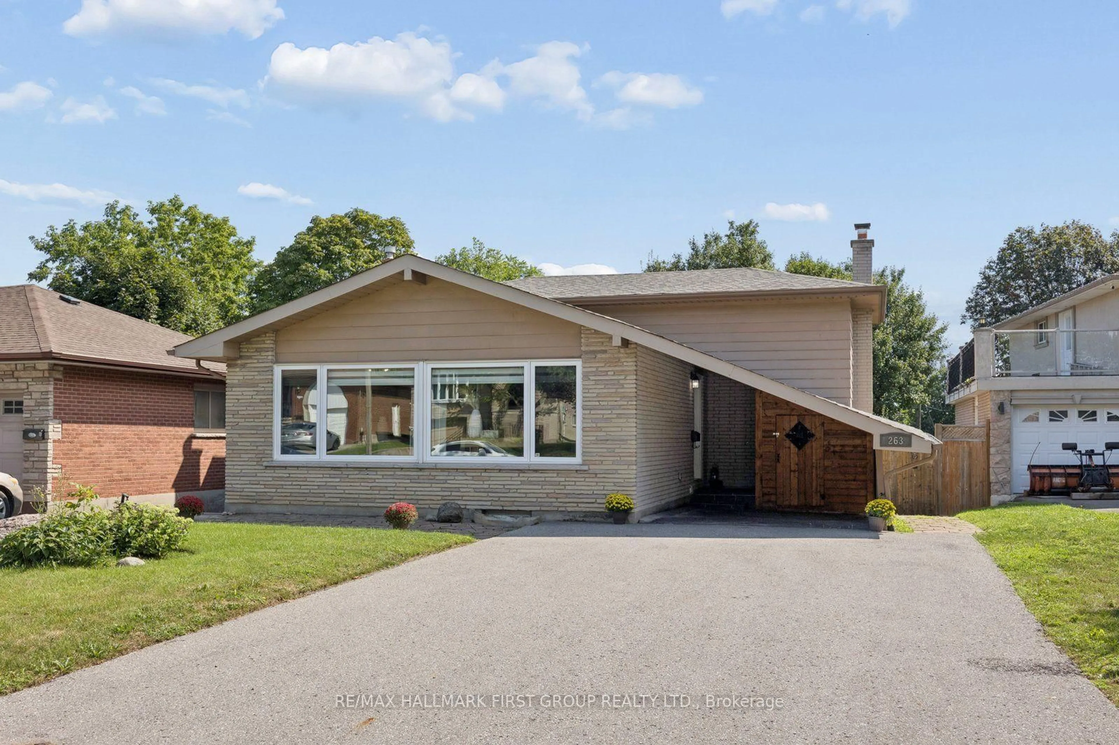Home with vinyl exterior material, street for 263 Fairlawn Crt, Oshawa Ontario L1J 4R1