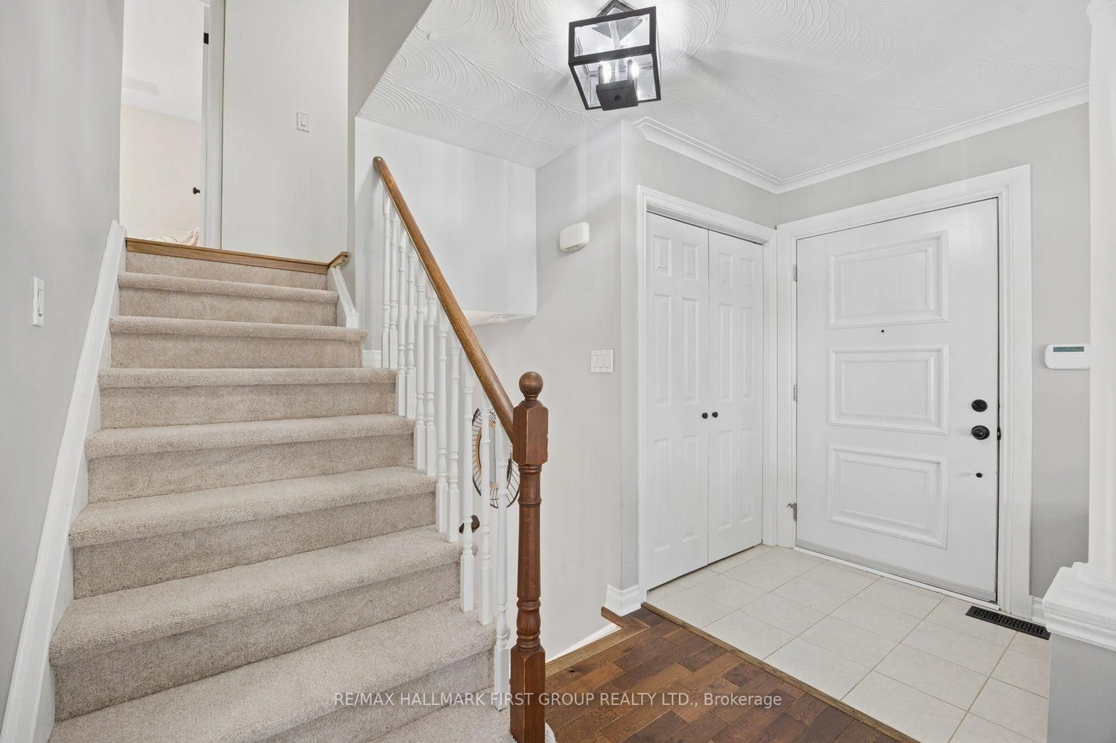 Indoor entryway for 263 Fairlawn Crt, Oshawa Ontario L1J 4R1