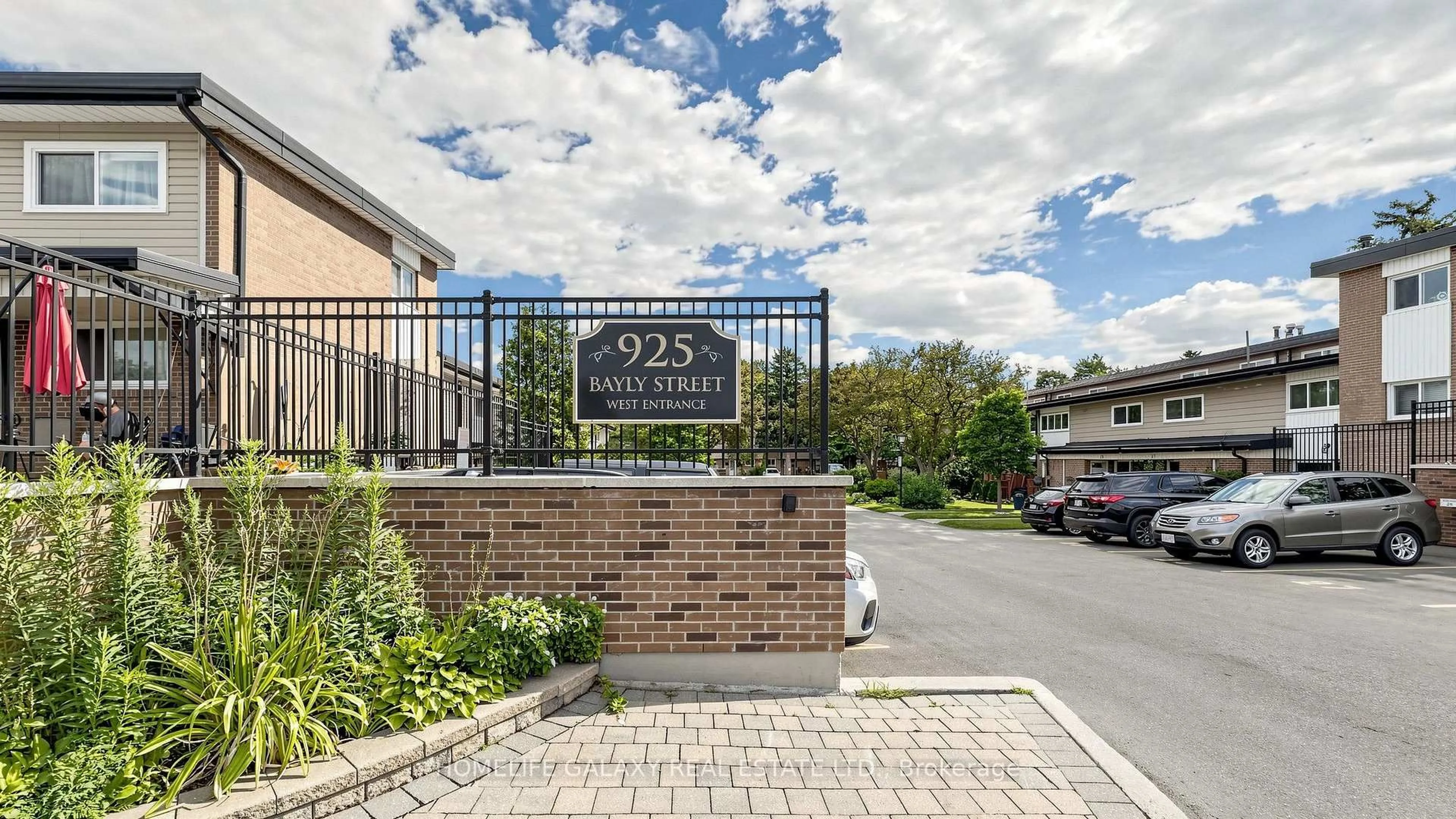 Patio, street for 925 Bayly St #16, Pickering Ontario L1W 1L4