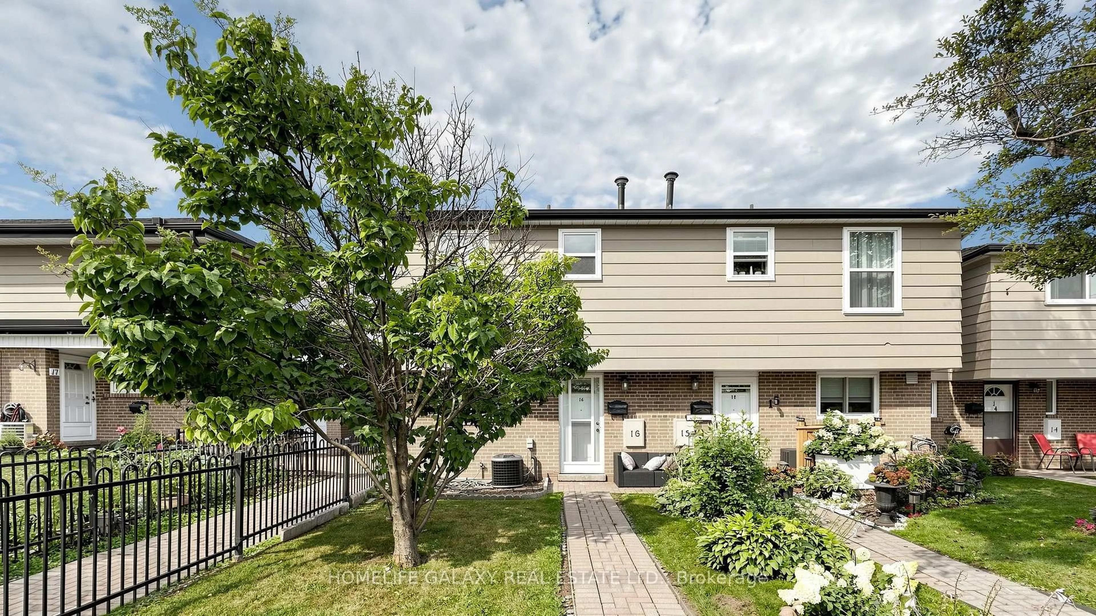 Patio, street for 925 Bayly St #16, Pickering Ontario L1W 1L4