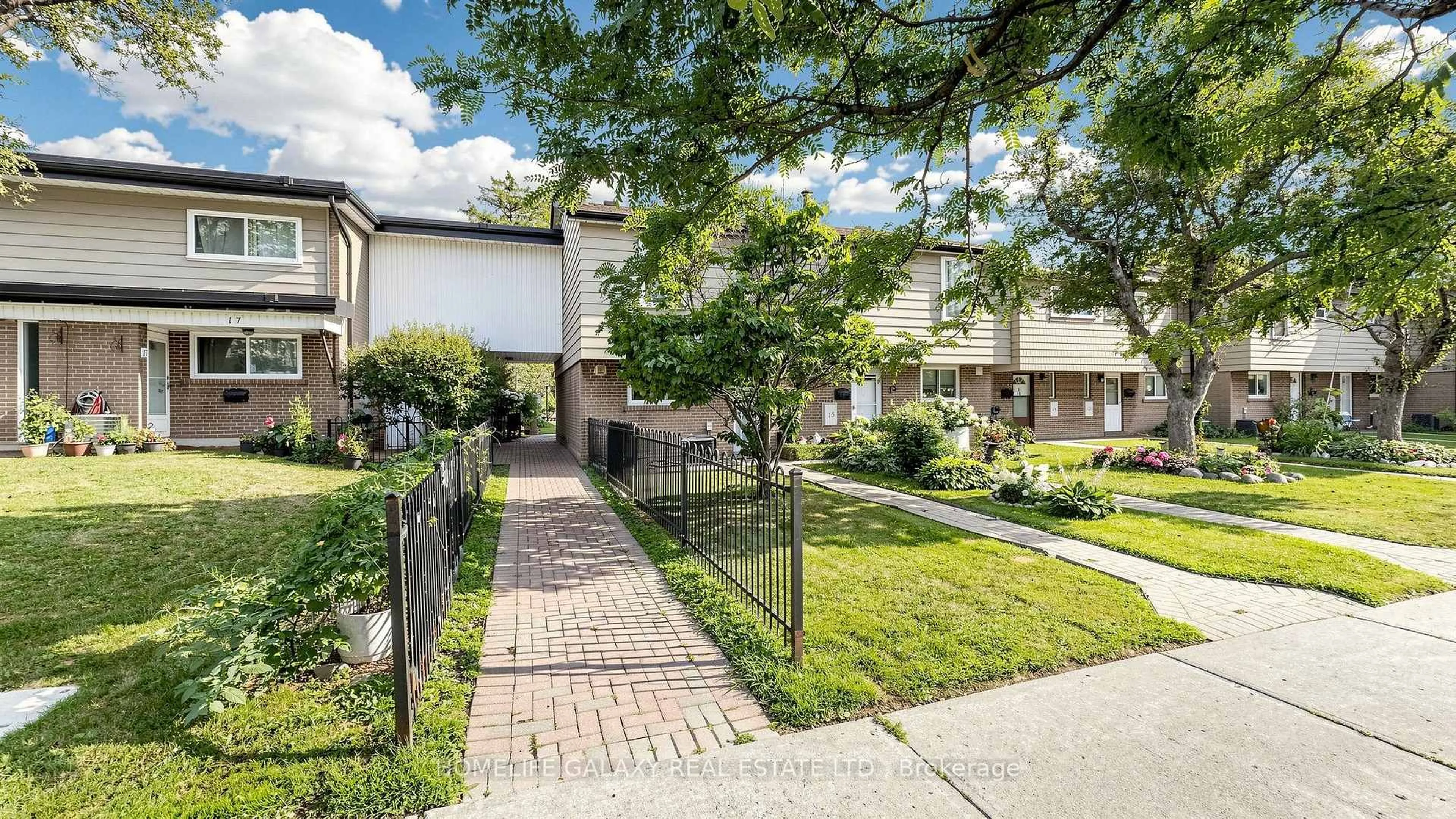 Patio, street for 925 Bayly St #16, Pickering Ontario L1W 1L4