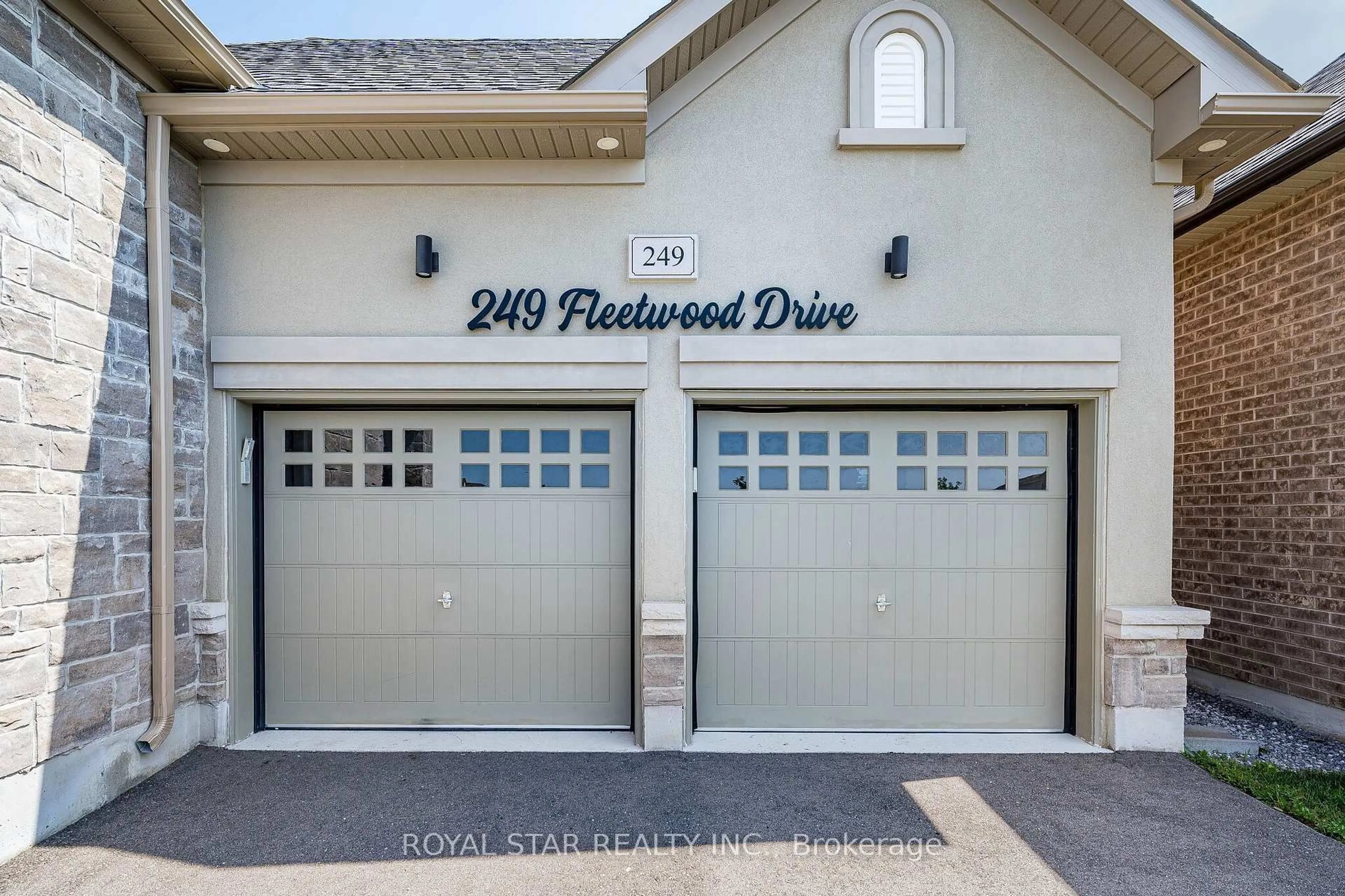 Indoor garage for 249 Fleetwood Dr, Oshawa Ontario L1K 3E8