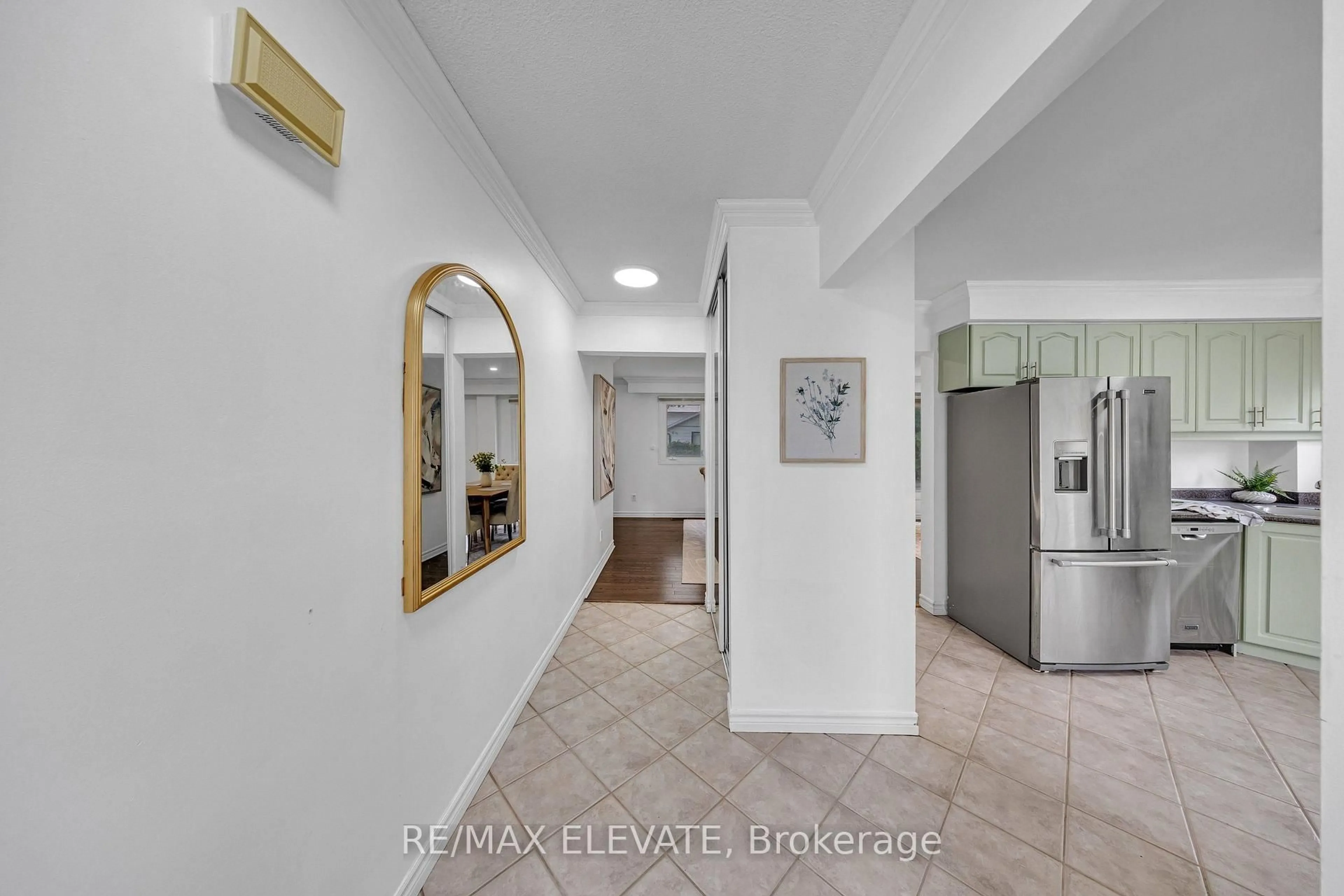 Indoor foyer for 163 Brunswick Crt, Oshawa Ontario L1H 7R6