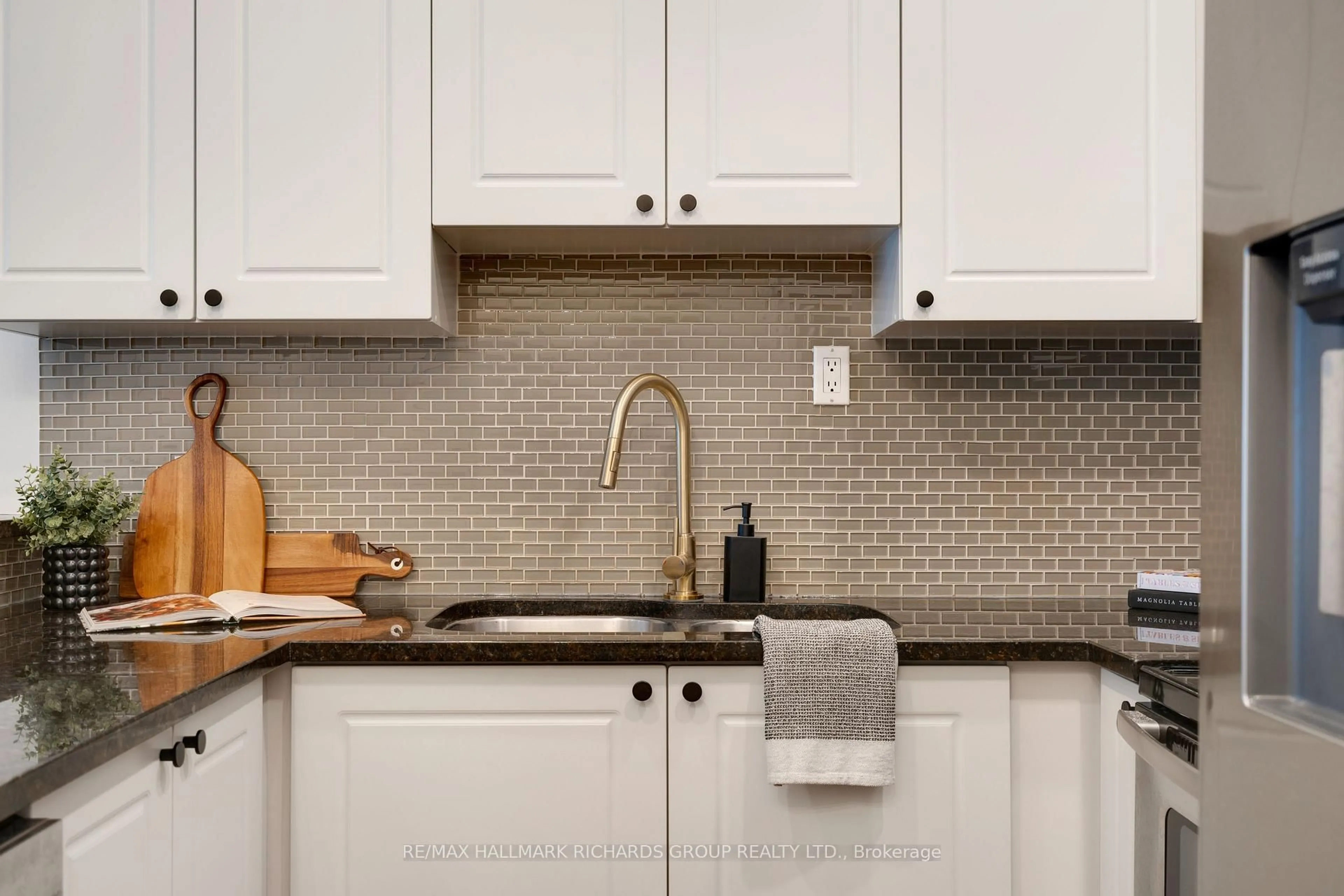 Unknown for 325 Kingston Rd #101, Toronto Ontario M4L 1T8