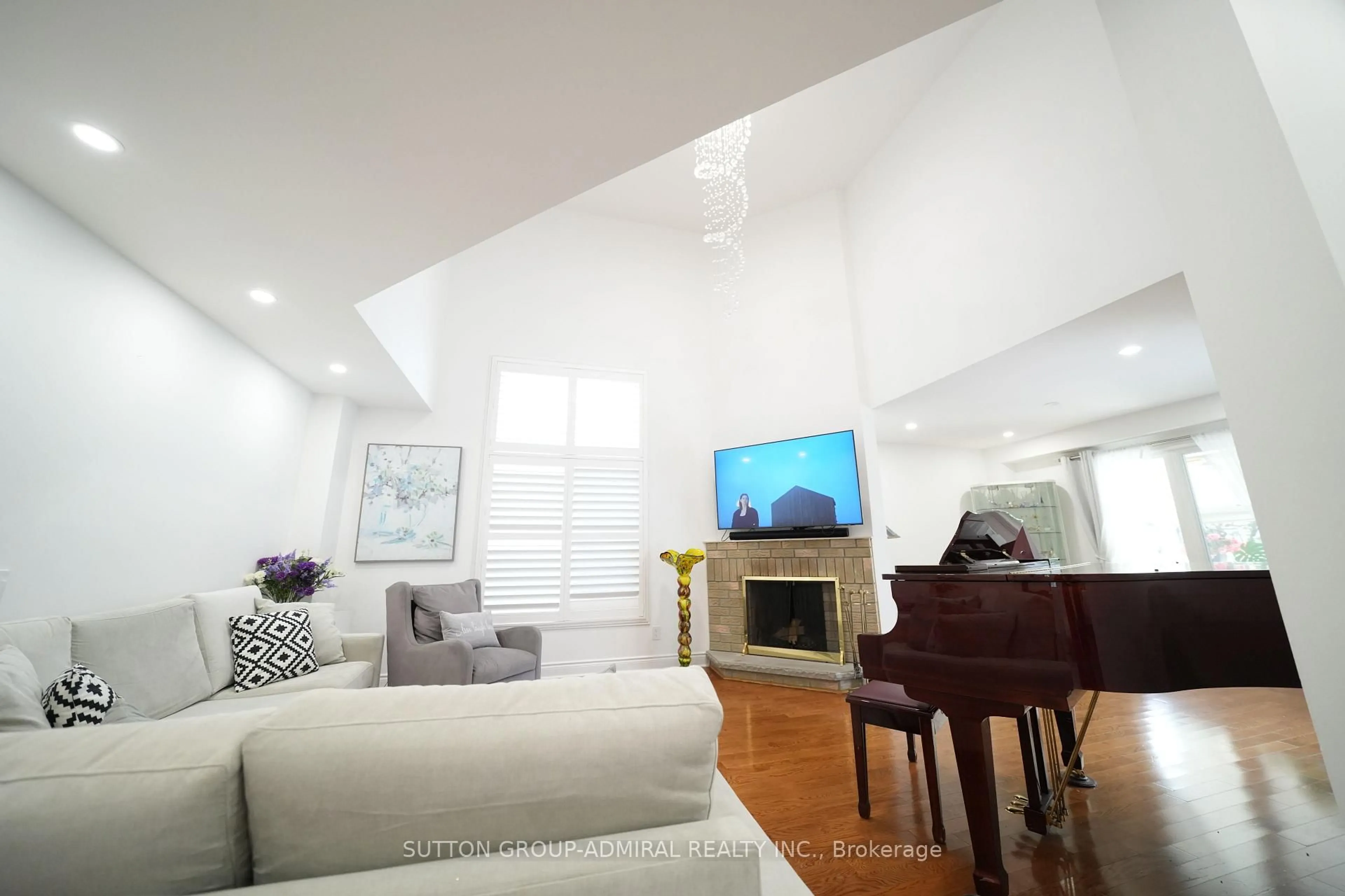 Living room with furniture, wood/laminate floor for 33 Wilderness Dr, Toronto Ontario M1V 3P4
