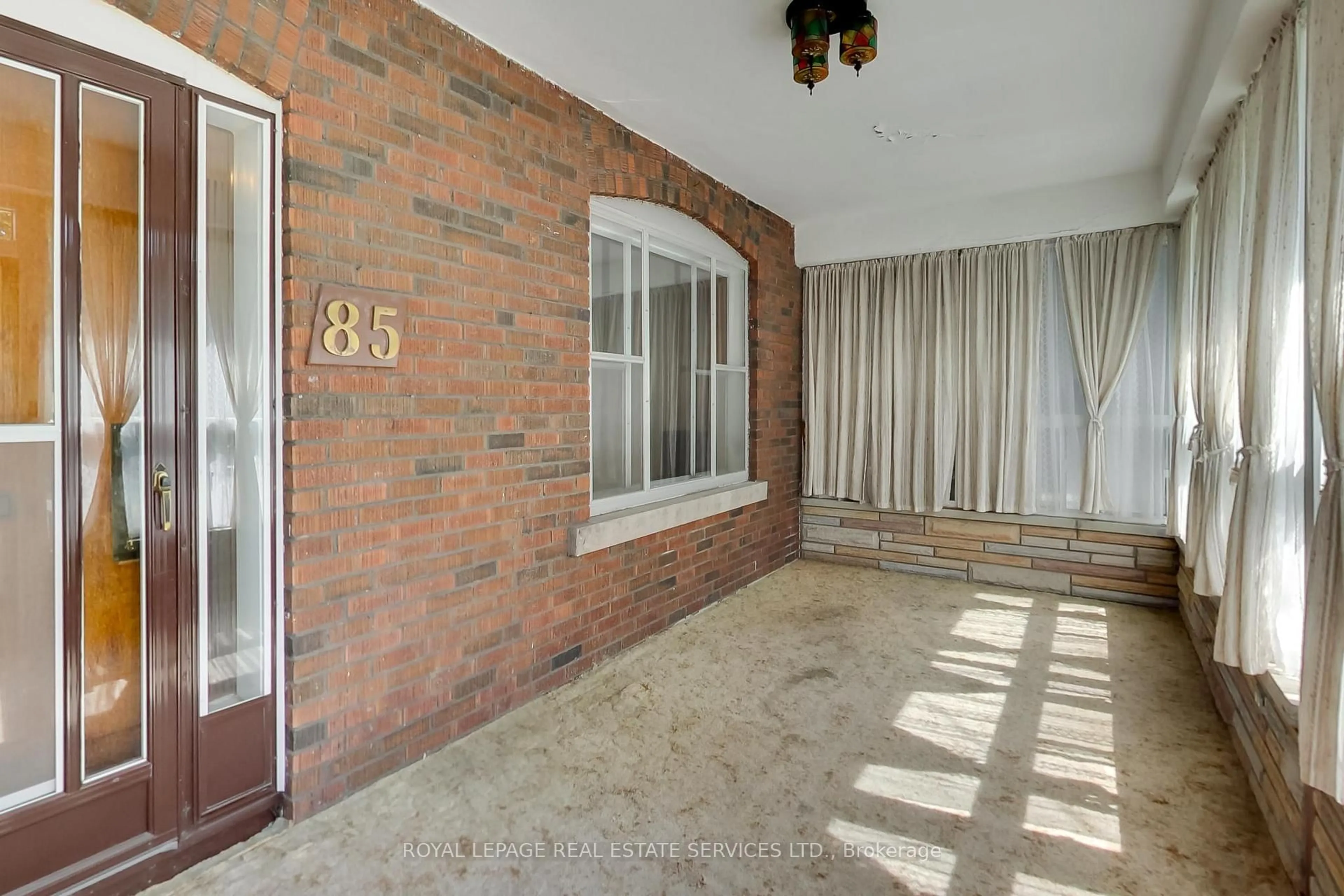 Indoor foyer for 85 Dawes Rd, Toronto Ontario M4C 5B2