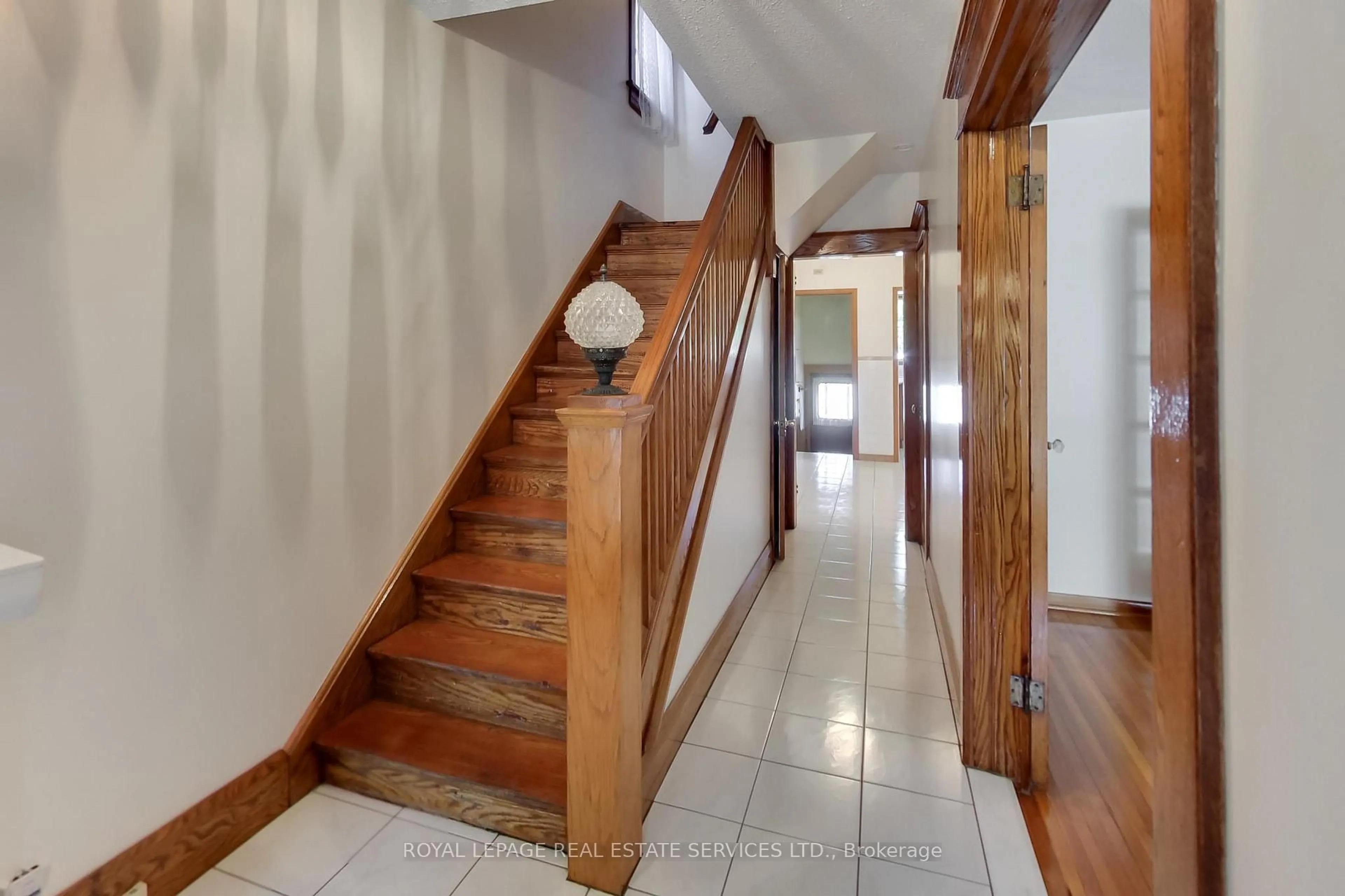 Indoor foyer for 85 Dawes Rd, Toronto Ontario M4C 5B2