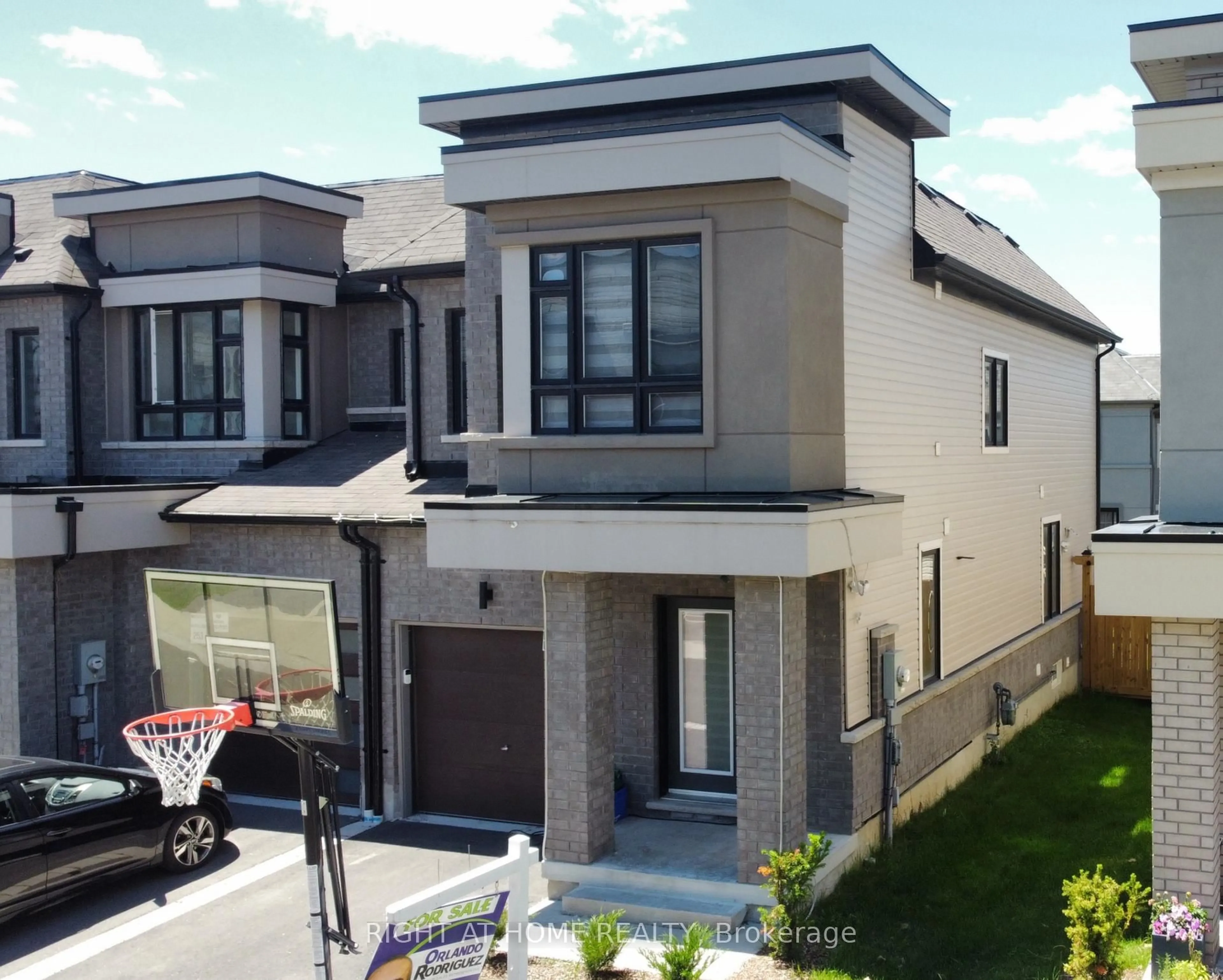 Unknown for 30 Caspian Sq, Clarington Ontario L1C 7G3