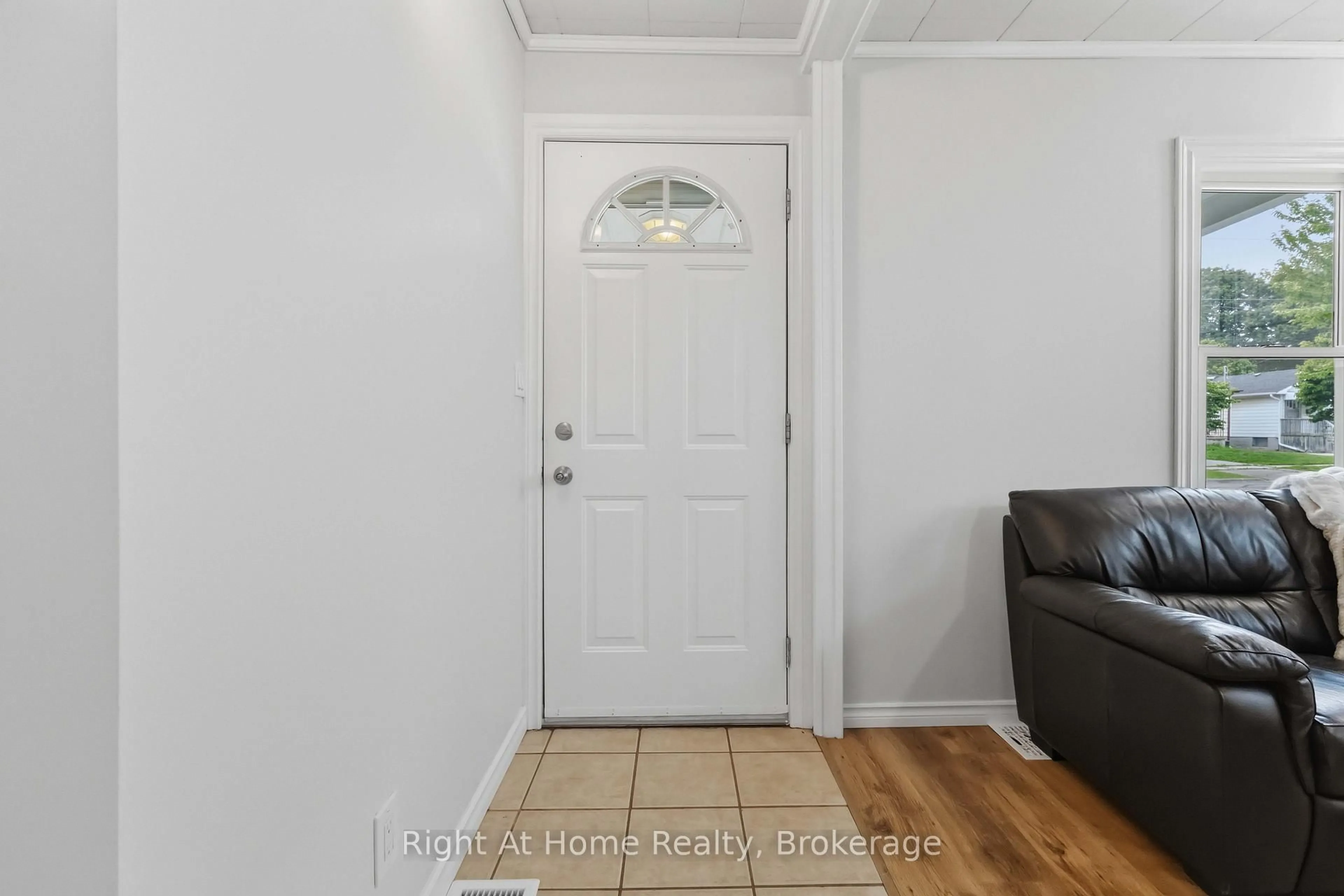Indoor entryway for 127 Montrave Ave, Oshawa Ontario L1J 4R6