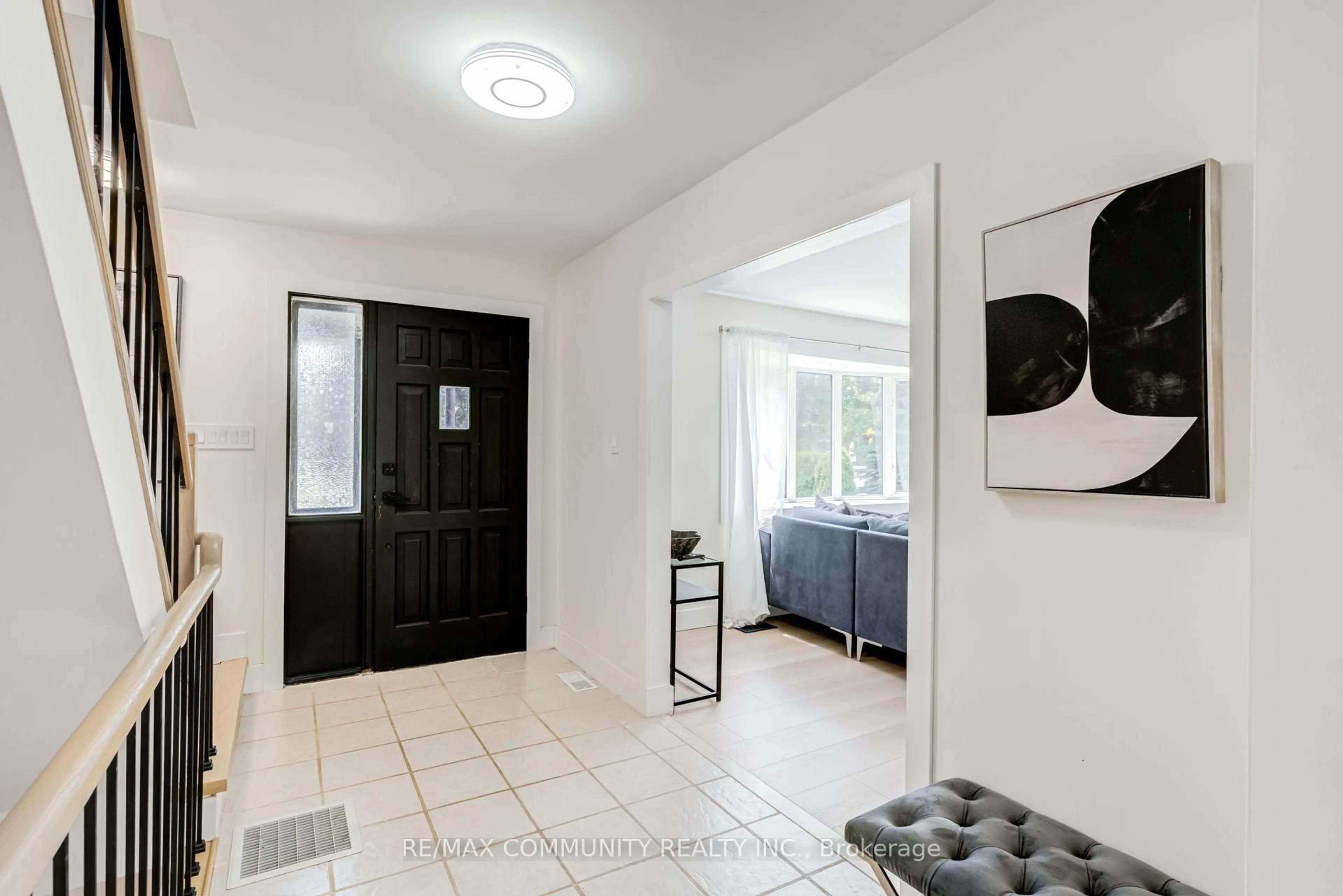 Indoor entryway for 90 Euclid Ave, Toronto Ontario M1C 1J9