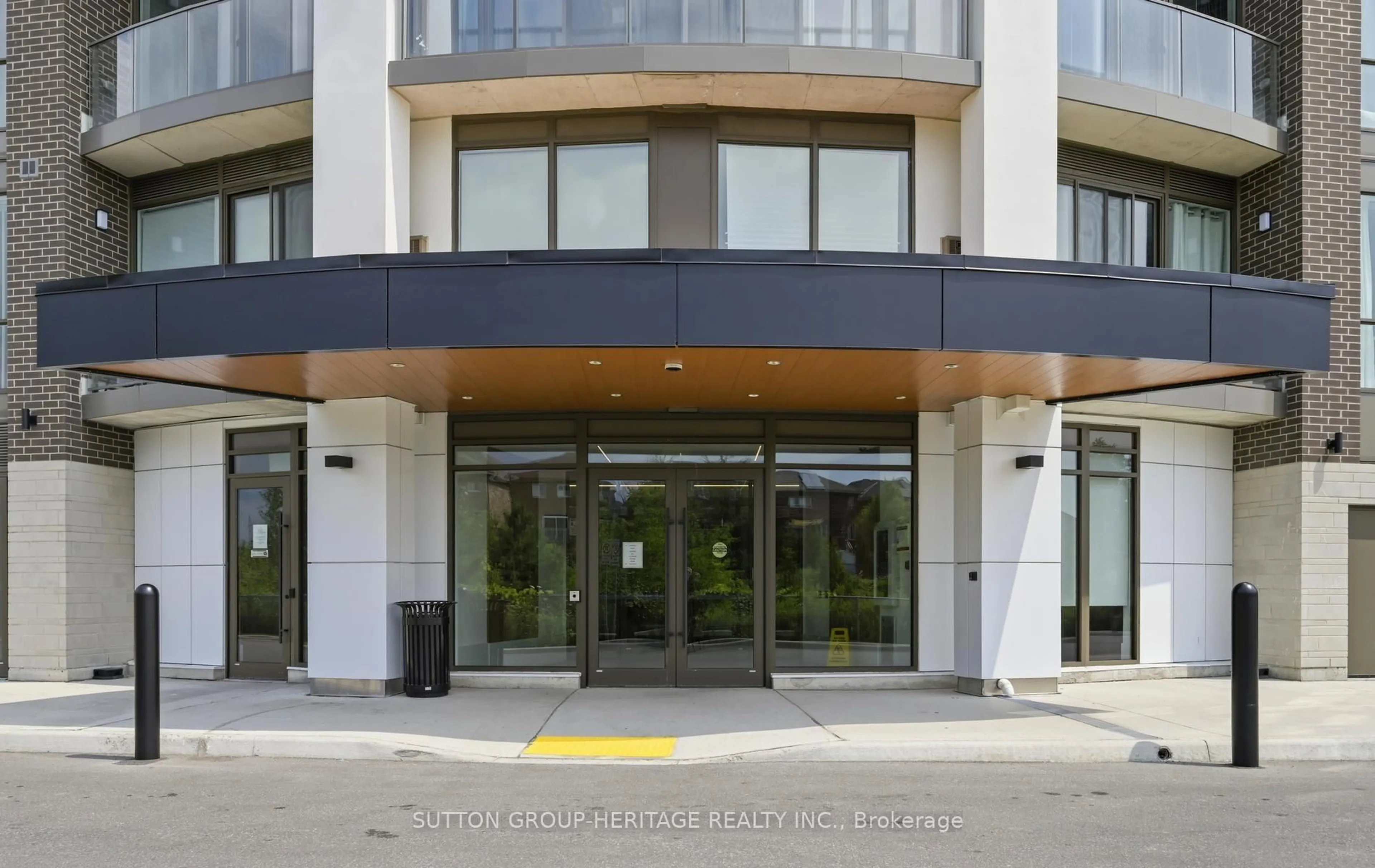 Indoor foyer for 385 Artic Red Dr #402, Oshawa Ontario L1L 0W9