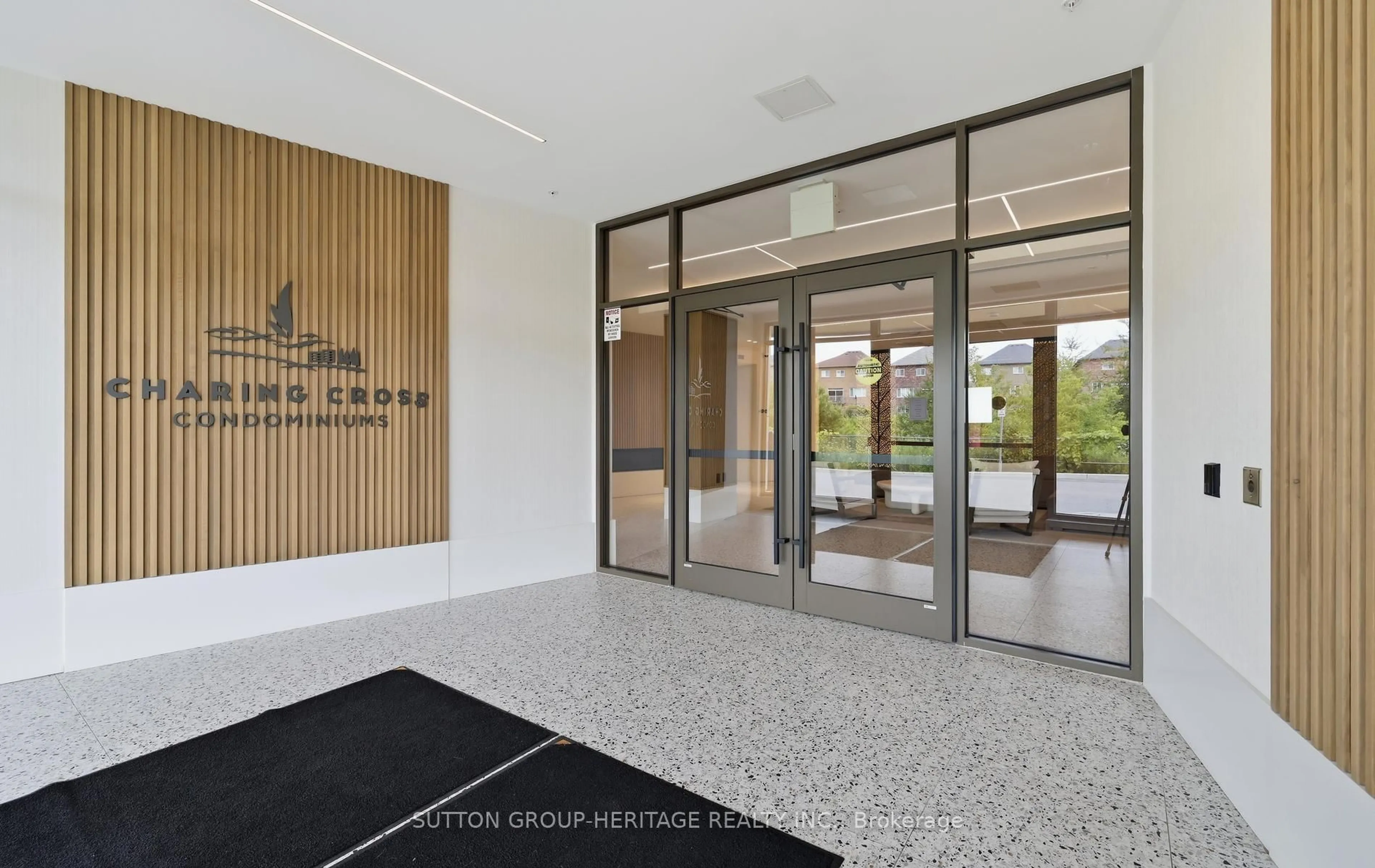 Indoor foyer for 385 Artic Red Dr #402, Oshawa Ontario L1L 0W9