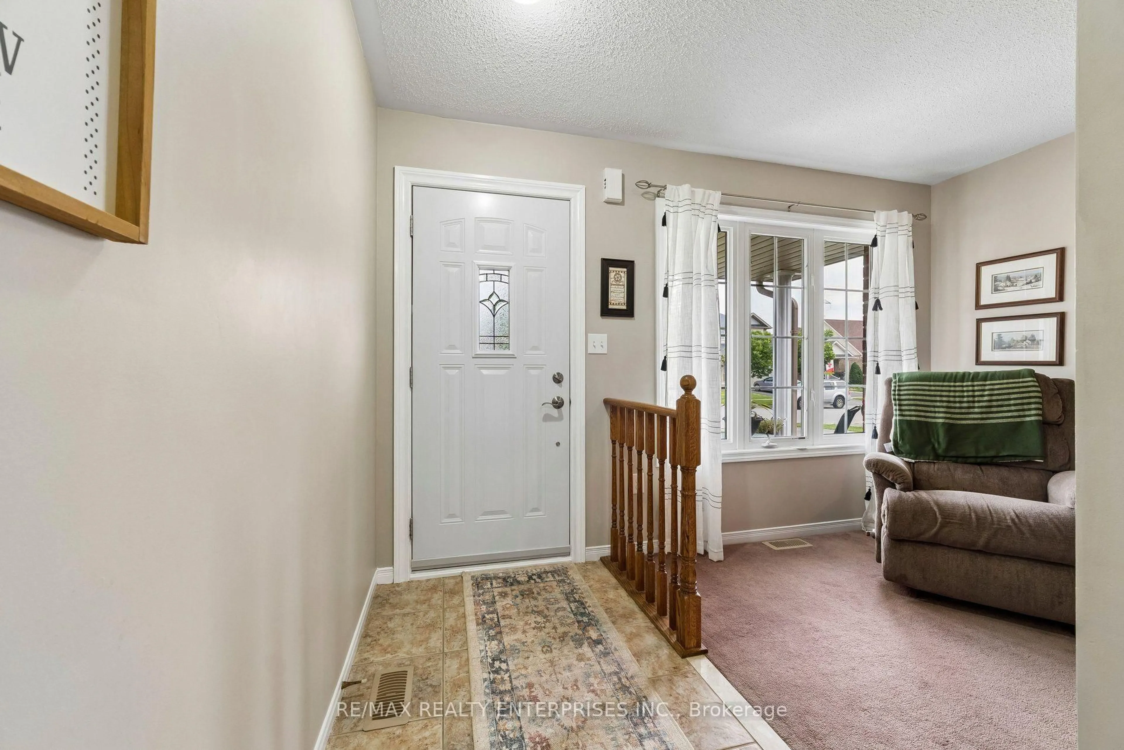 Indoor entryway for 1621 Northfield Ave, Oshawa Ontario L1K 0K8