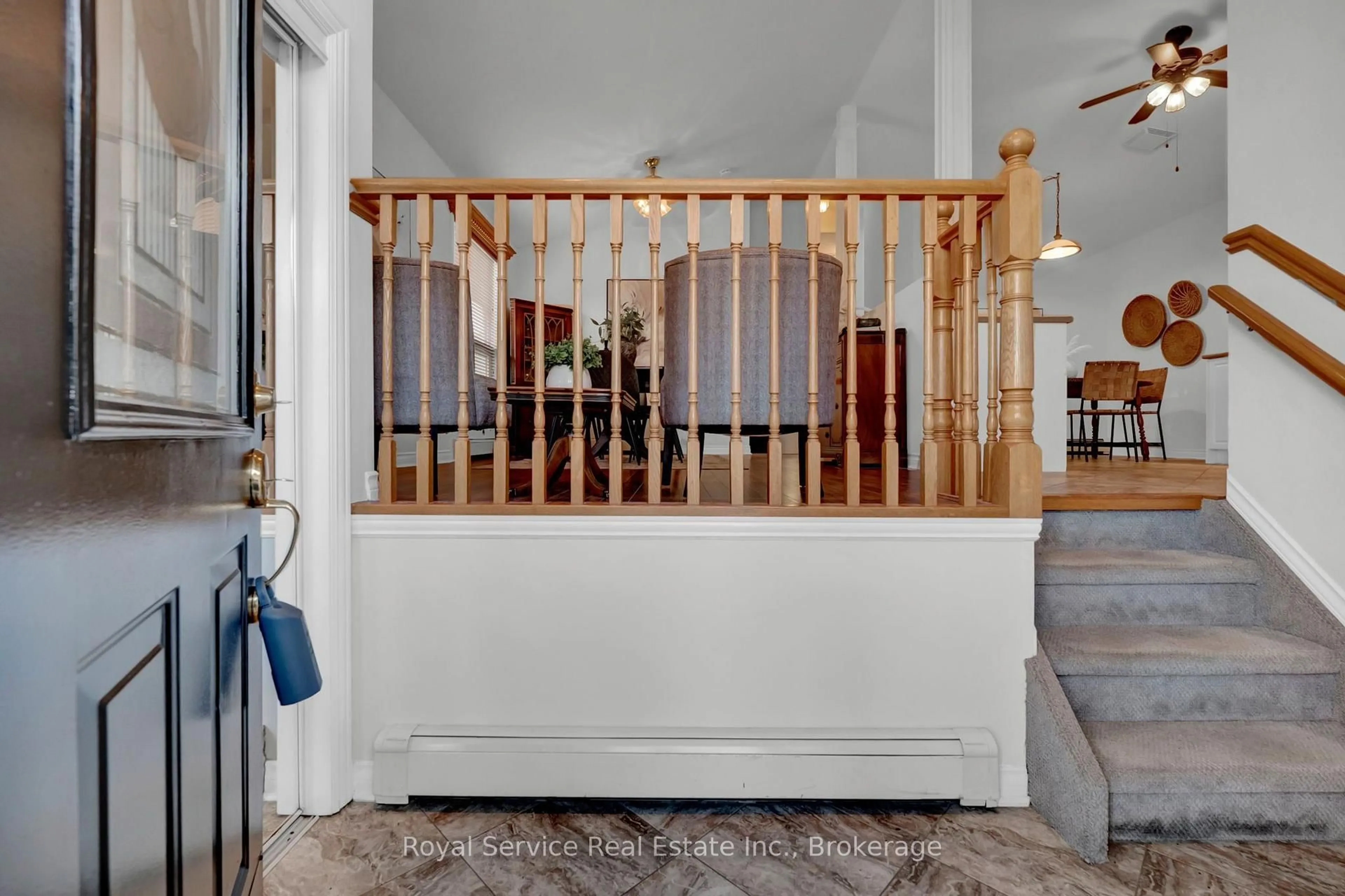 Indoor entryway for 33 Mallory St, Clarington Ontario L1E 2B4