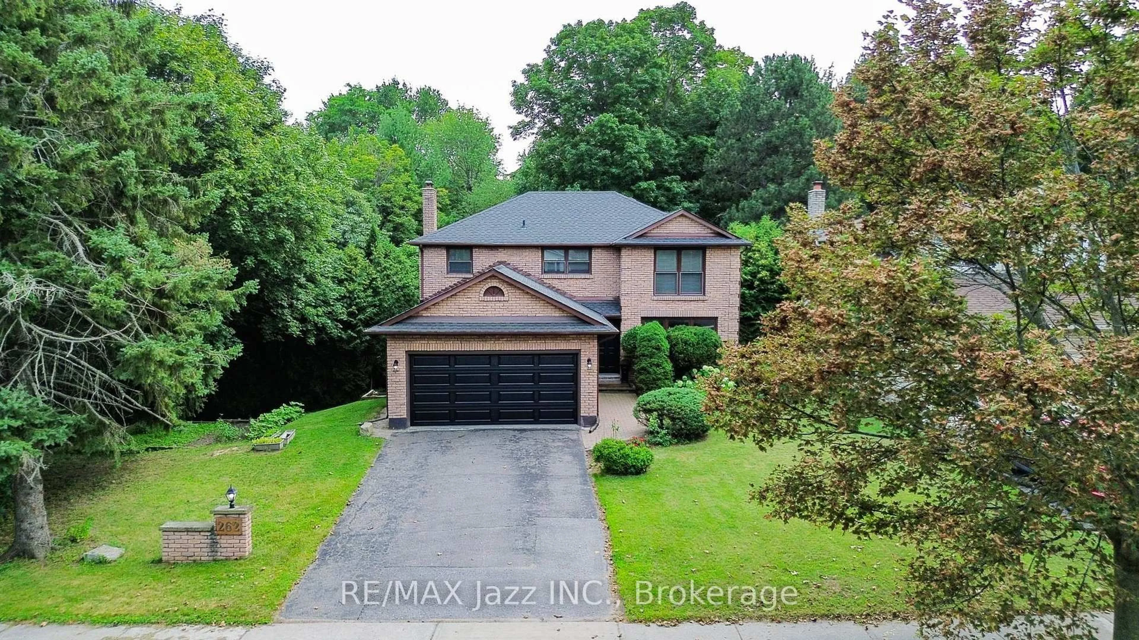 A pic from outside/outdoor area/front of a property/back of a property/a pic from drone, street for 262 Athabasca St, Oshawa Ontario L1H 8E4